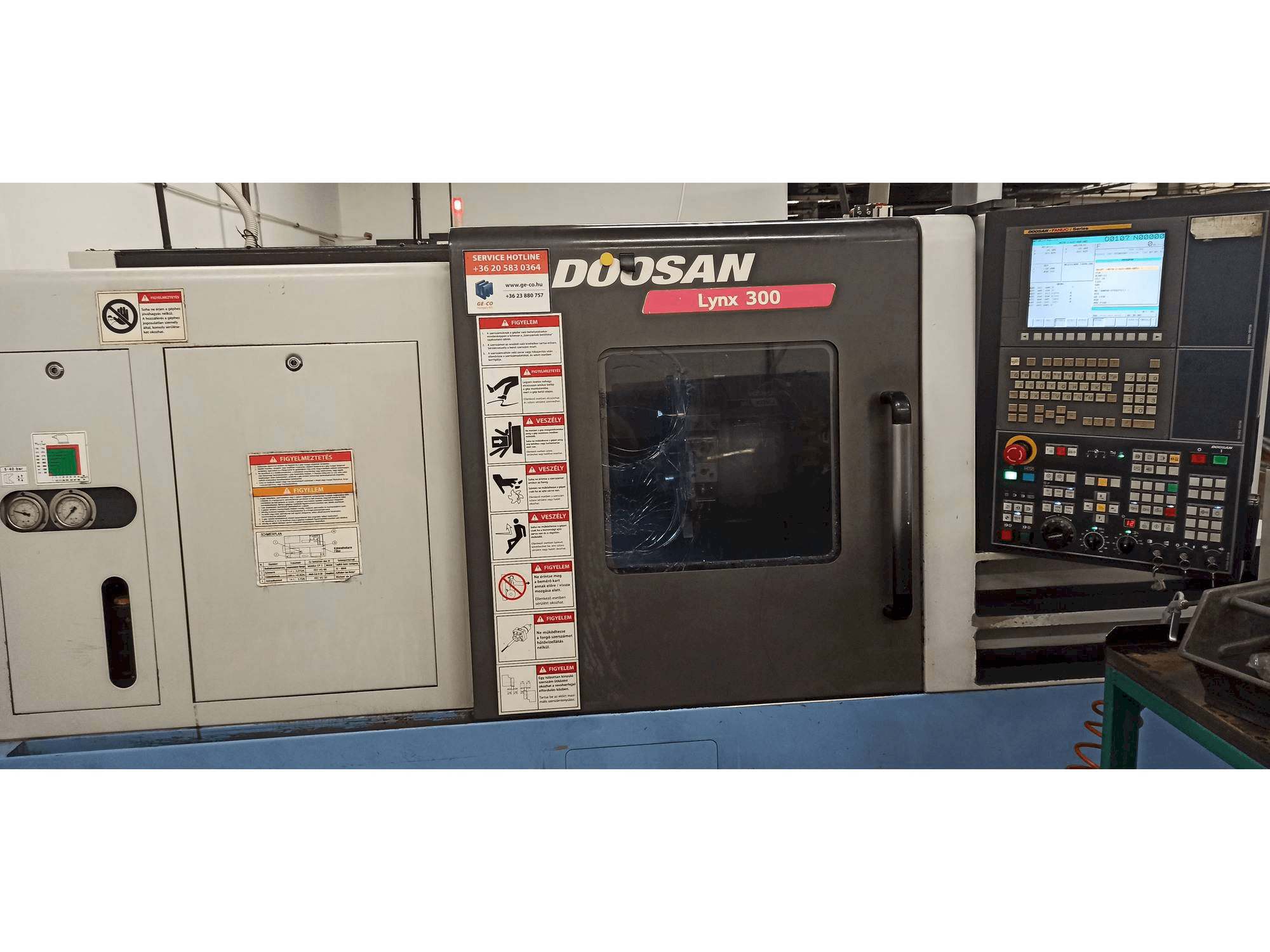 Vista Frontal da Doosan Lynx 300 máquina
