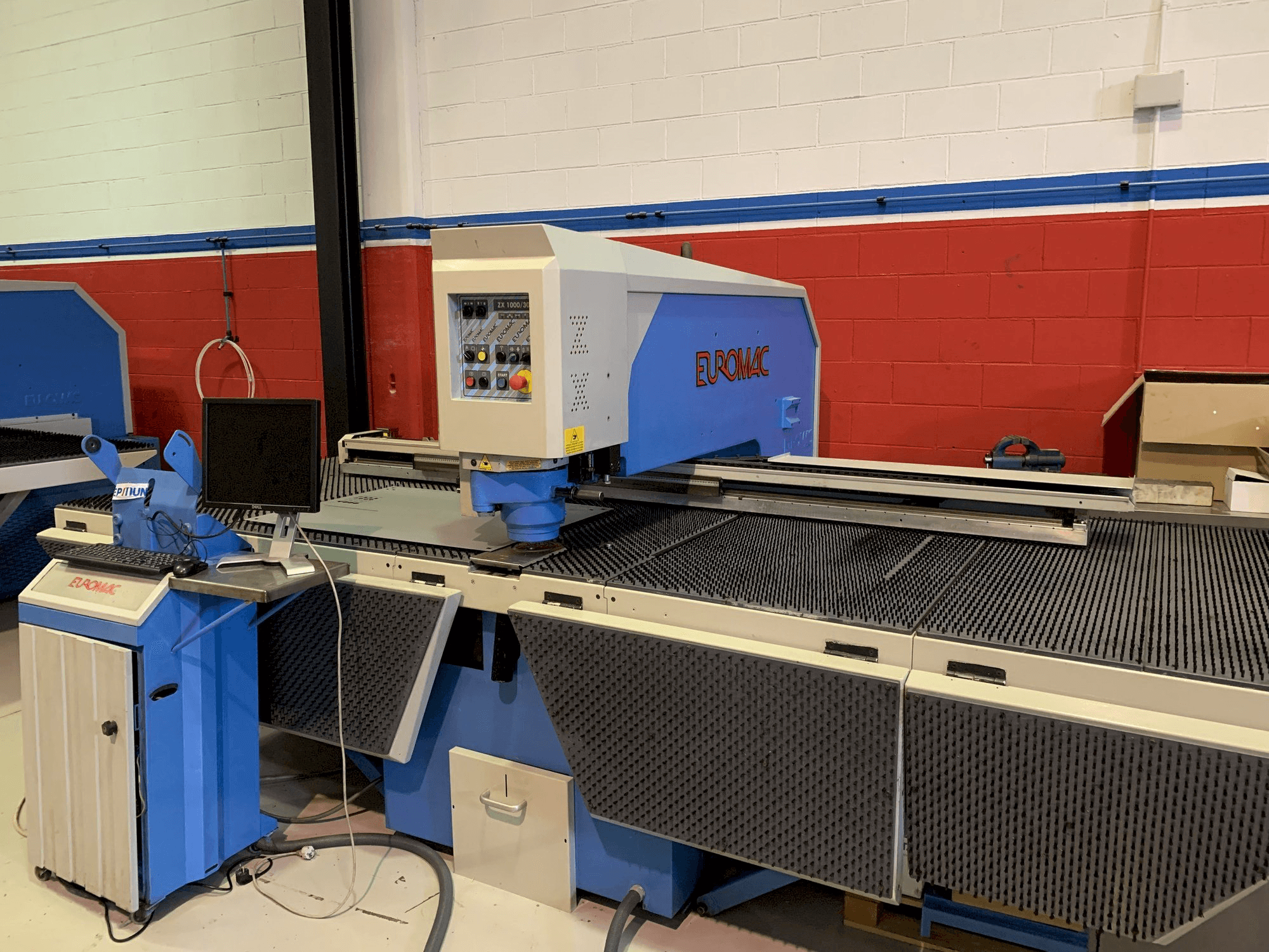 Vista Frontal da Euromac ZX 1000-30-2000 máquina