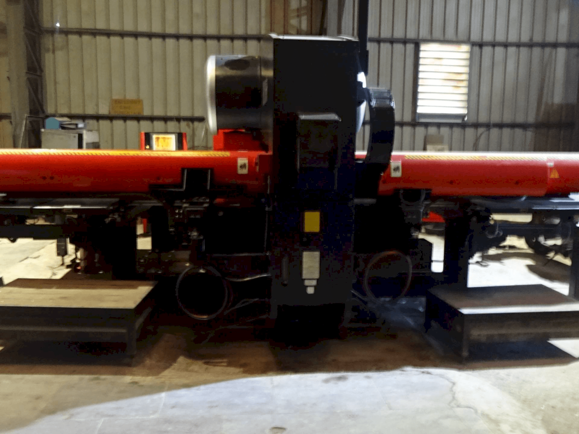 Vista Frontal da AMADA EM 2510 NT máquina