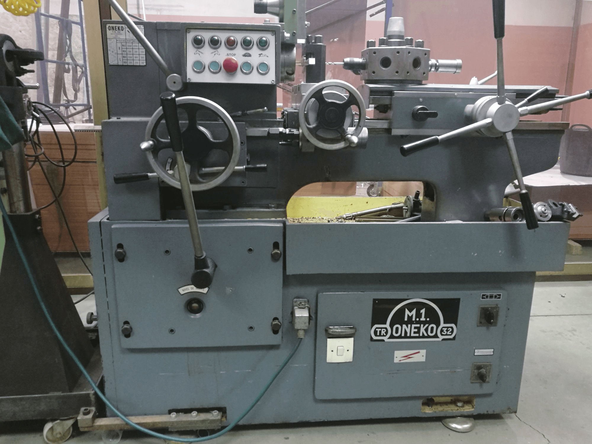 Vista Frontal da ONEKO 32 máquina