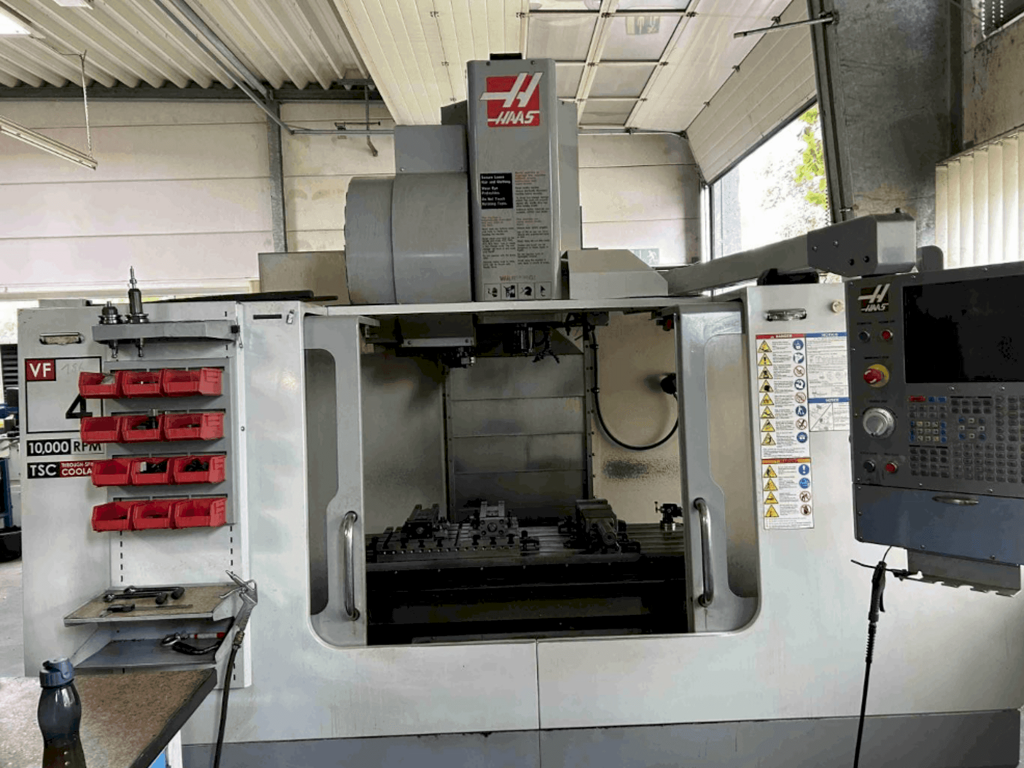 Vista Frontal da HAAS VF4 BHE máquina