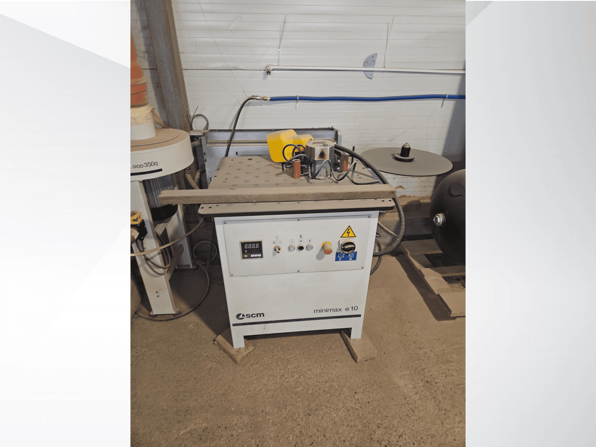 Máquina para trabalhar madeira SCM Minimax E10, vista frontal, com painel de controlo, porta de pó e superfície de trabalho ajustável.