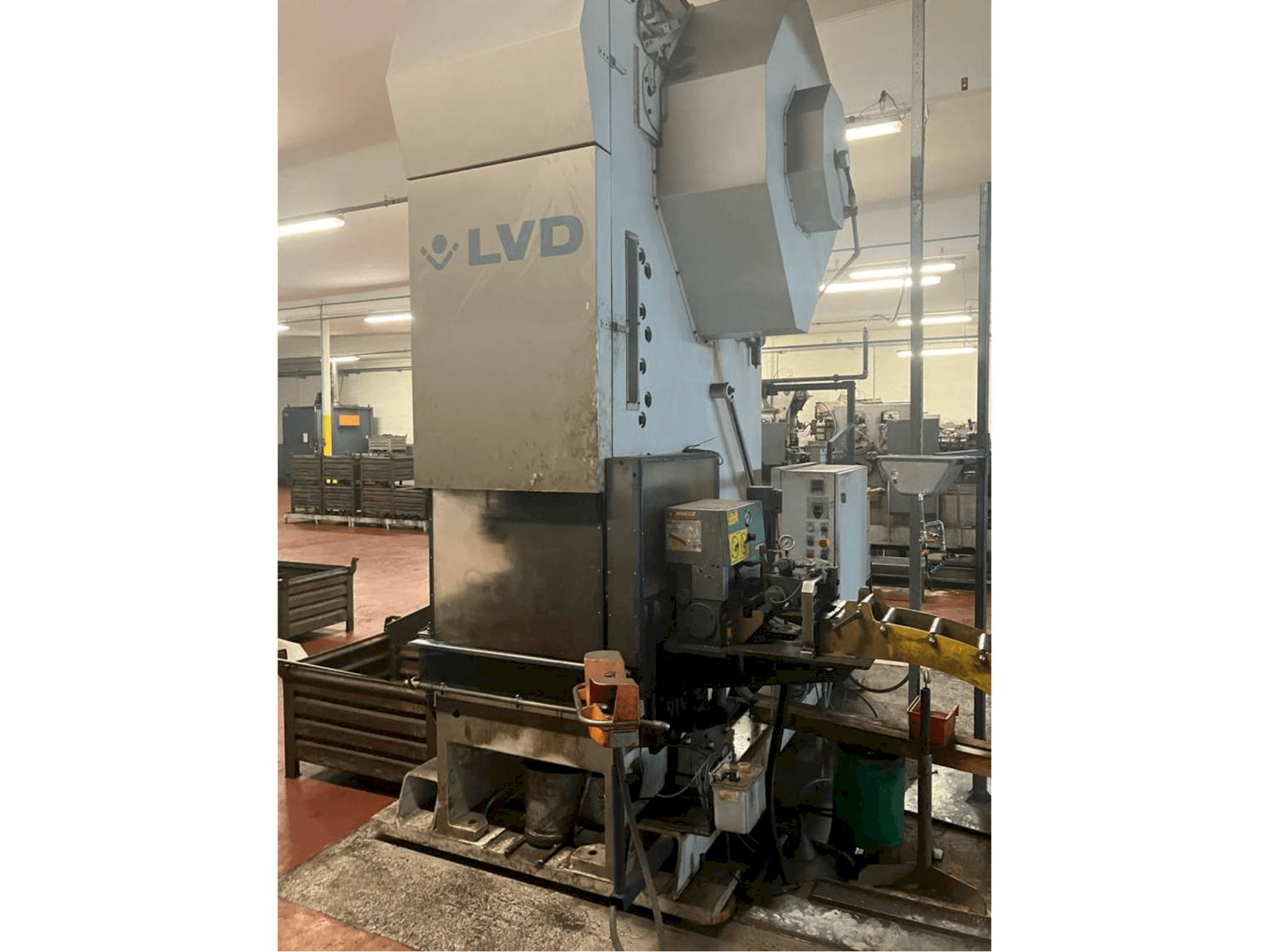 Vista Frontal da LVD DVDF 160T máquina