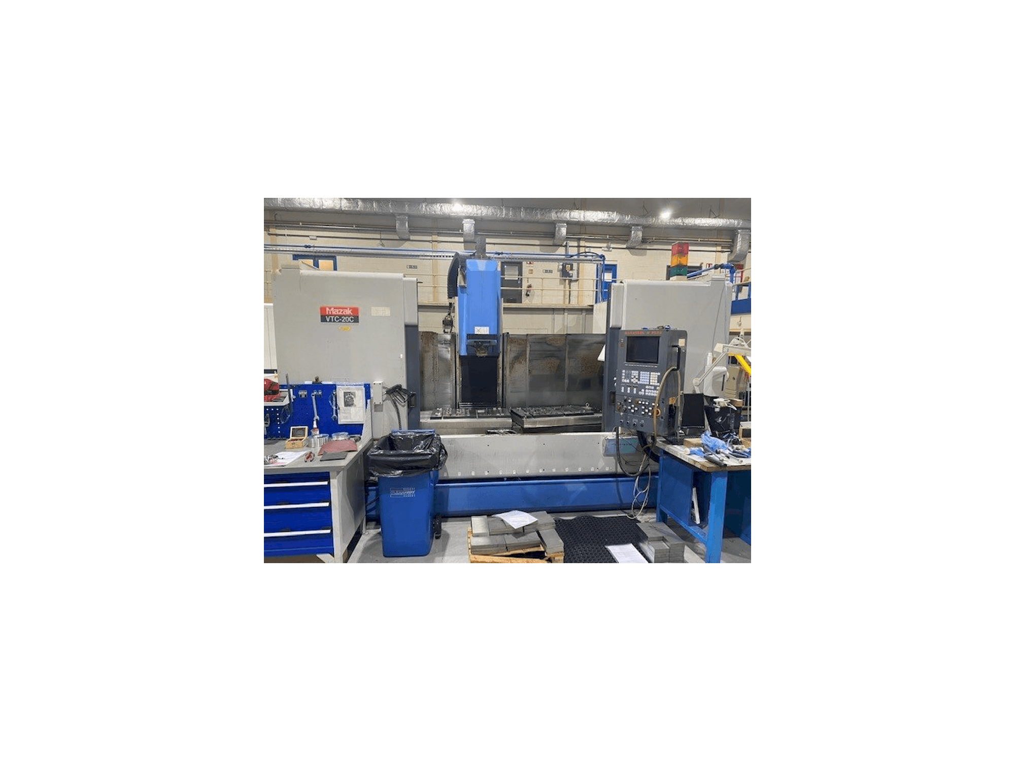 Vista Frontal da Mazak VTC-20C máquina