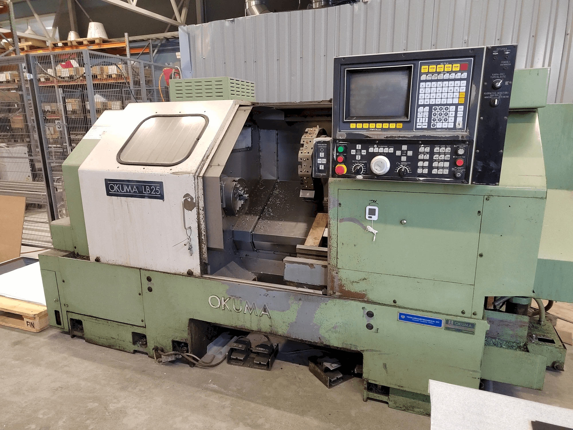 Vista Frontal da Okuma LB25 máquina