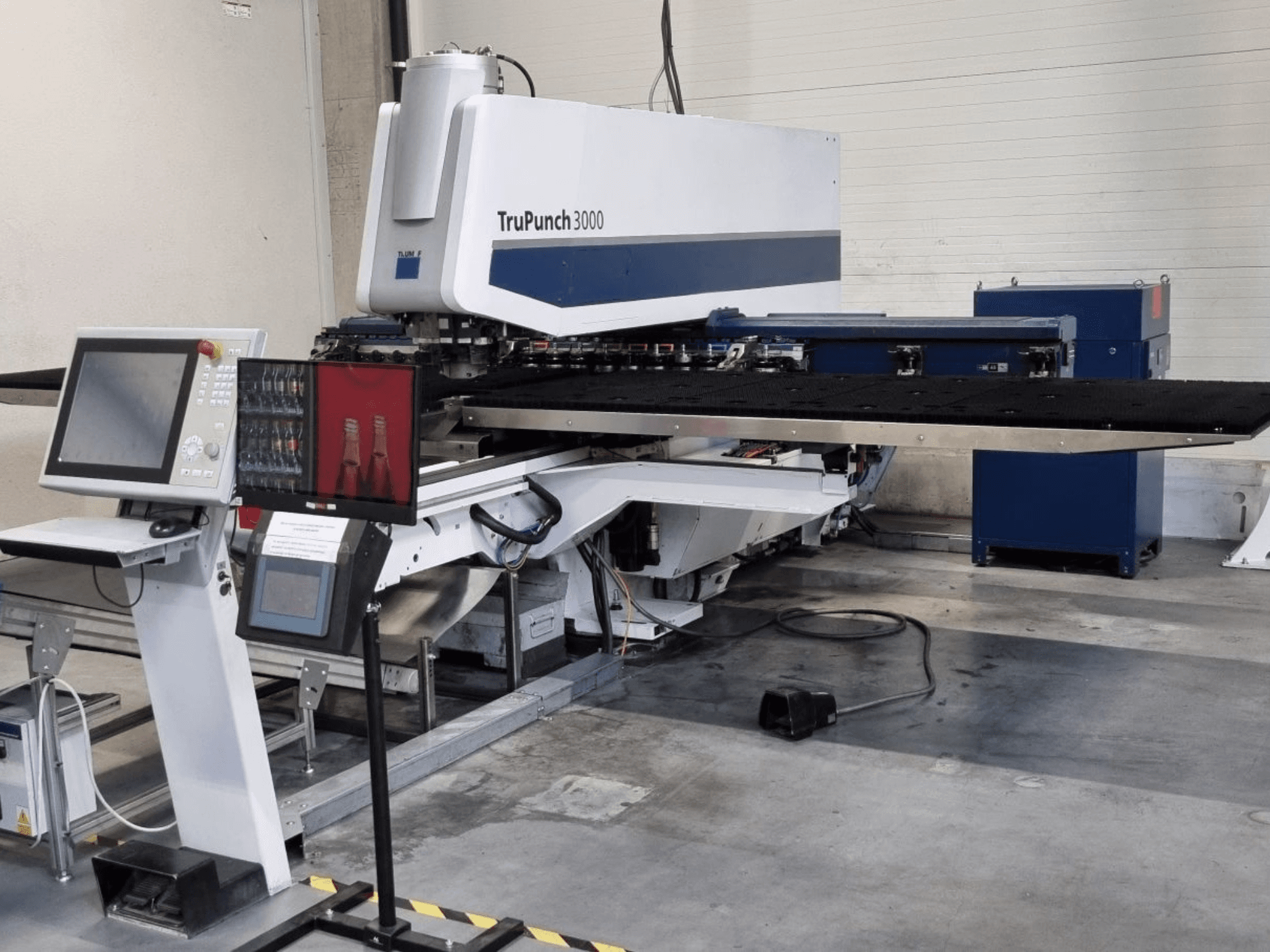 Máquina de perfuração CNC TRUMPF TruPunch 3000 vista de frente, com painel de controlo e mesa de perfuração de grandes dimensões.
