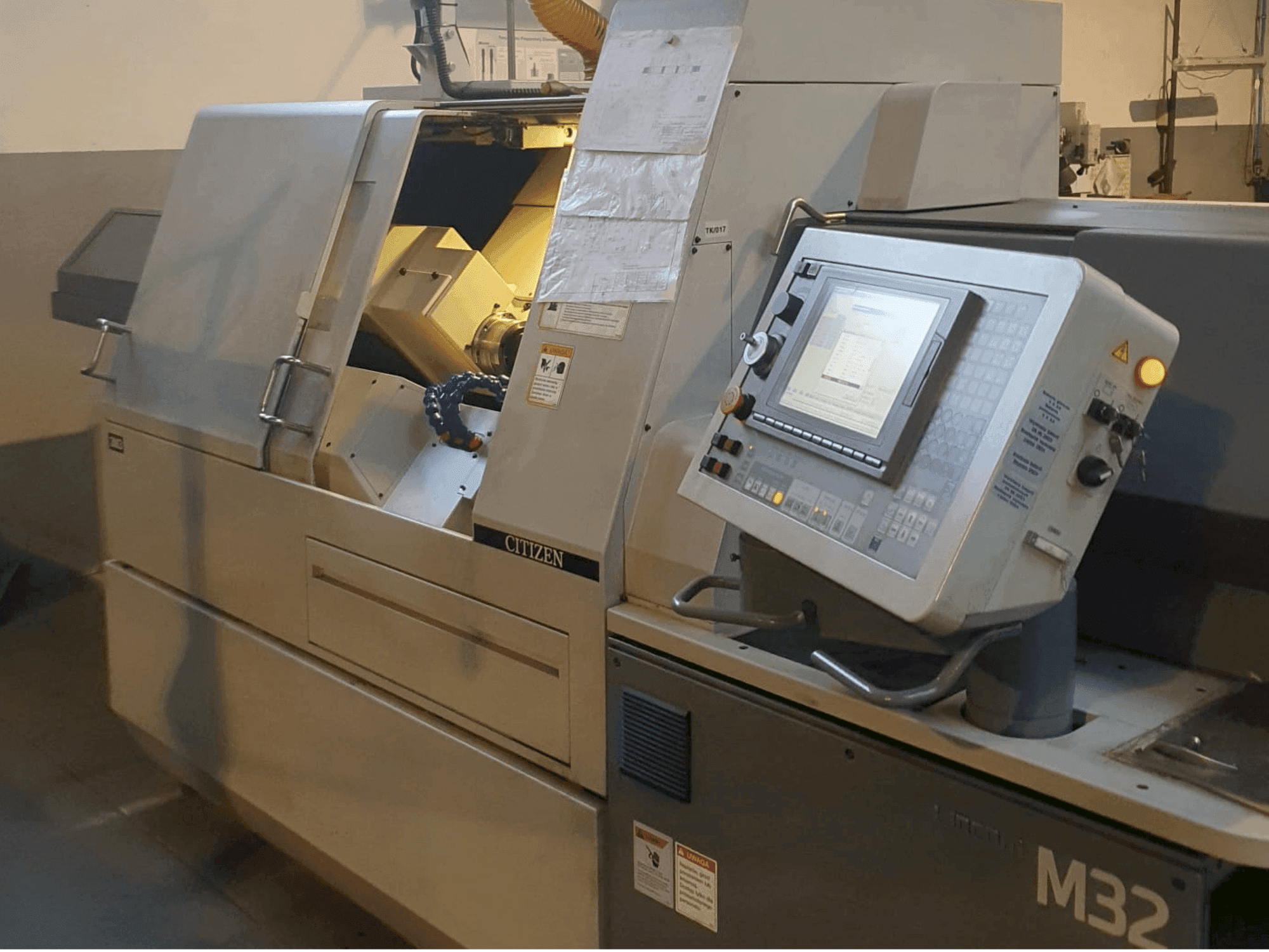 Vista Frontal da Citizen M32 III máquina