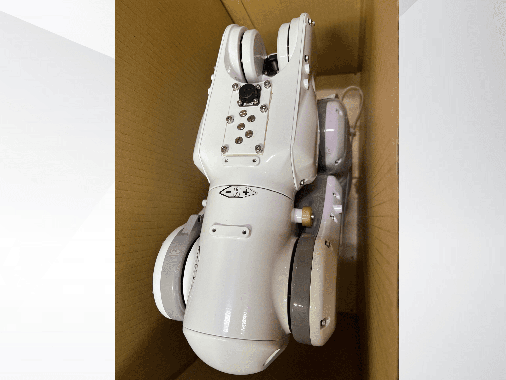 Braço robótico NACHI MZ04D visto de cima, mostrando o seu design branco elegante e o painel de controlo com botões e indicadores.