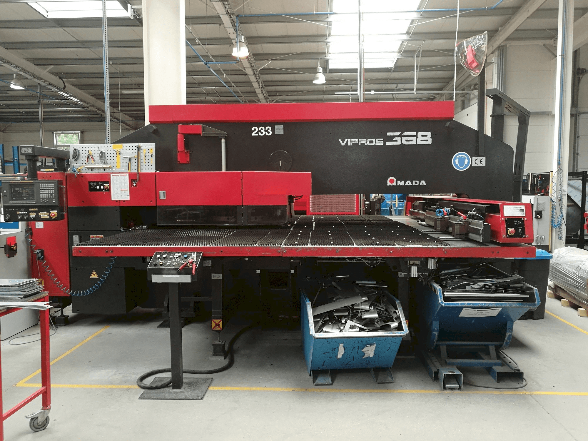 Vista Frontal da AMADA VIPROS 368 King máquina