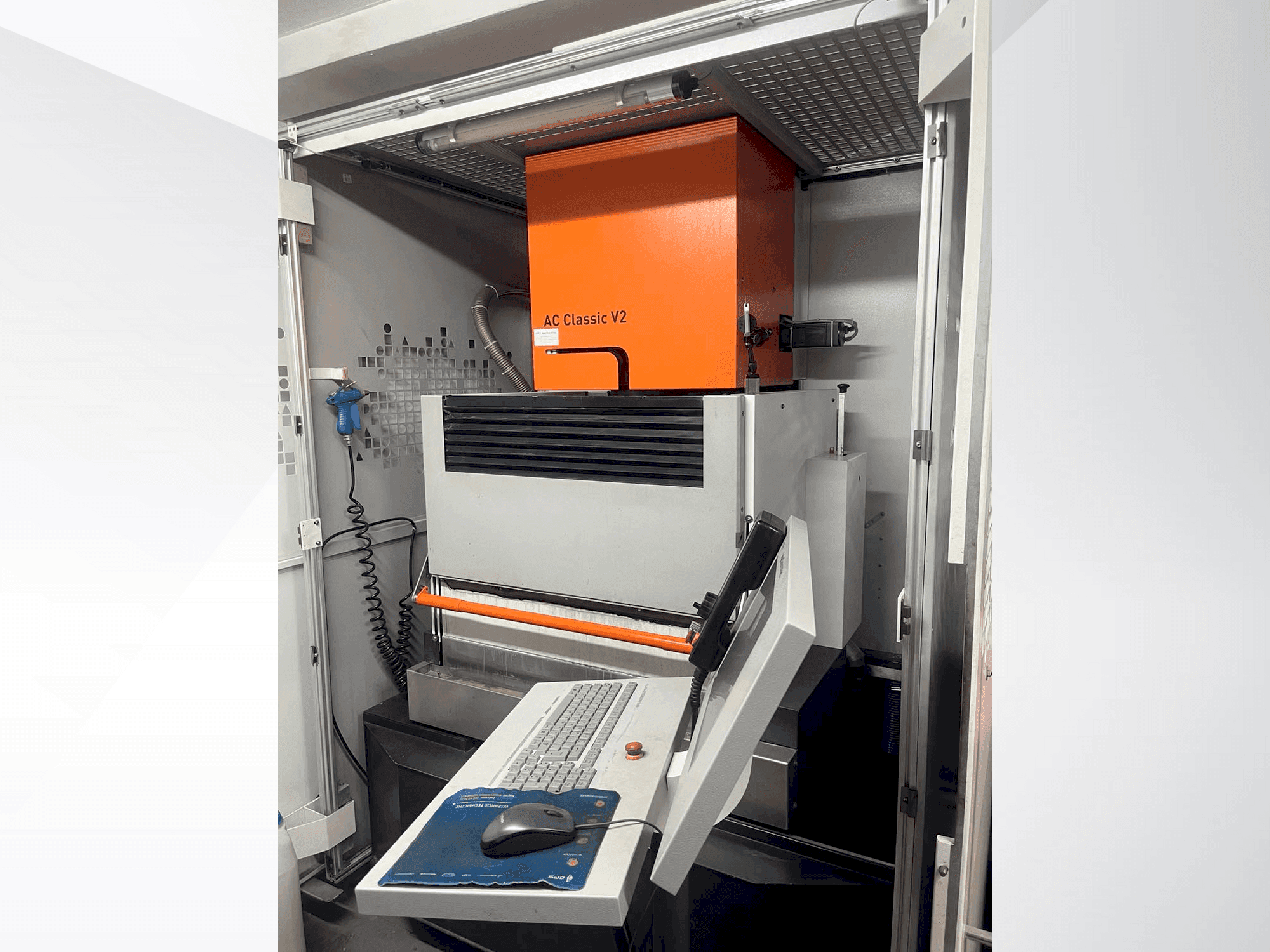 Vista Frontal da AgieCharmilles Classic V2 máquina