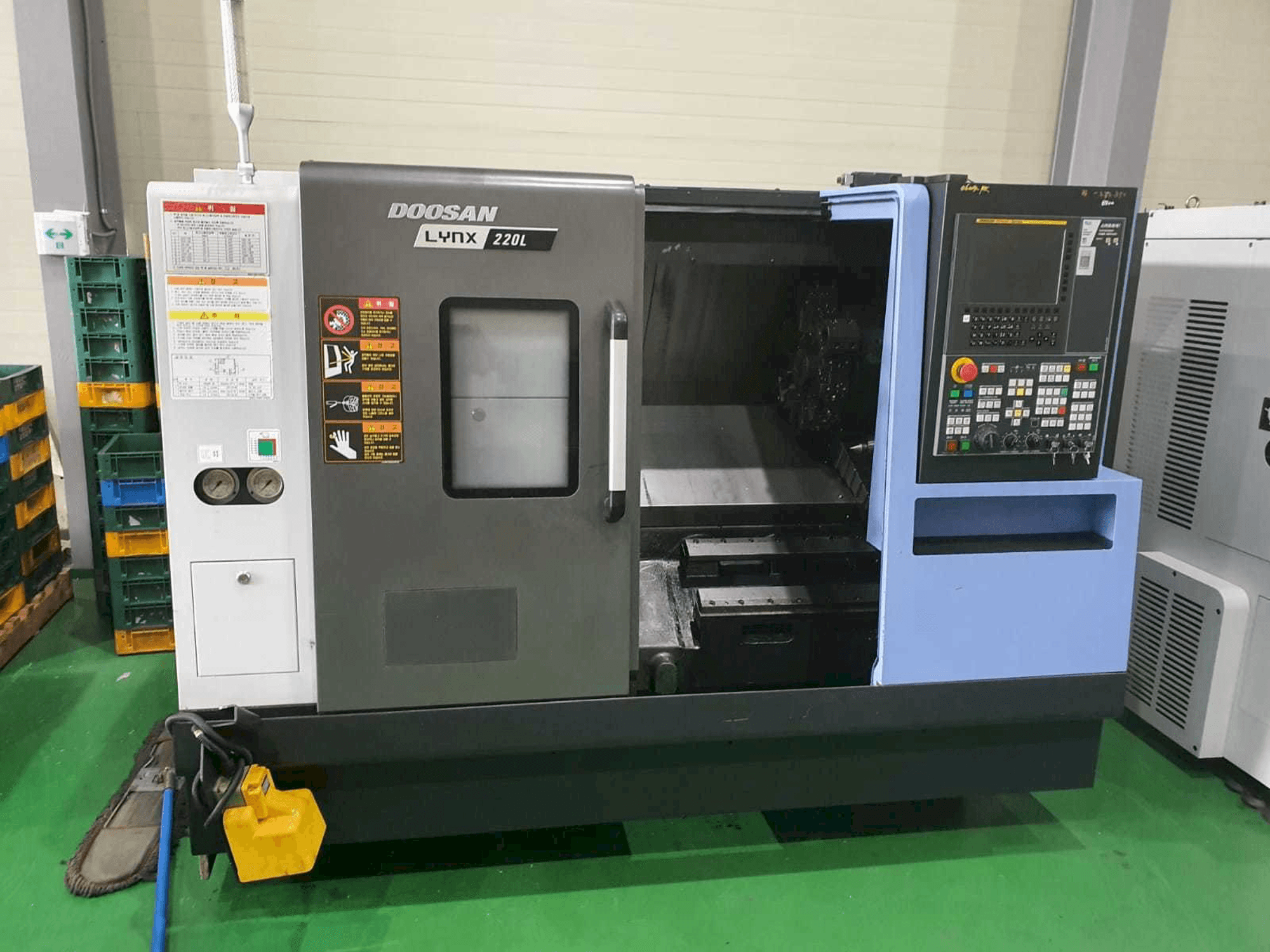 Vista Frontal da Doosan LYNX 220 LC máquina