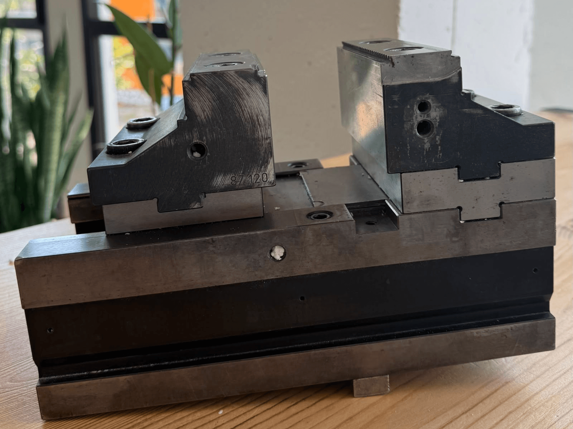 Braçadeira para máquina-ferramenta TRIGO SCS 120-250, vista lateral, mostrando as duas superfícies de fixação e os vários orifícios de fixação para uma fixação segura.