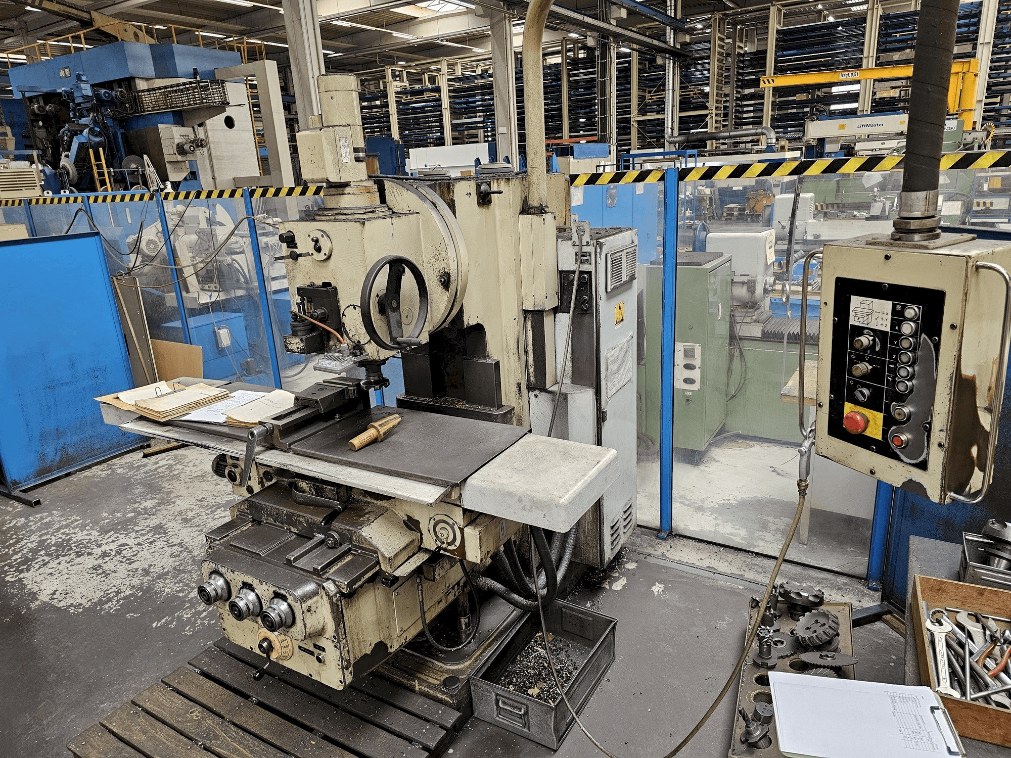 Vista Frontal da VEB FSS 400/E máquina