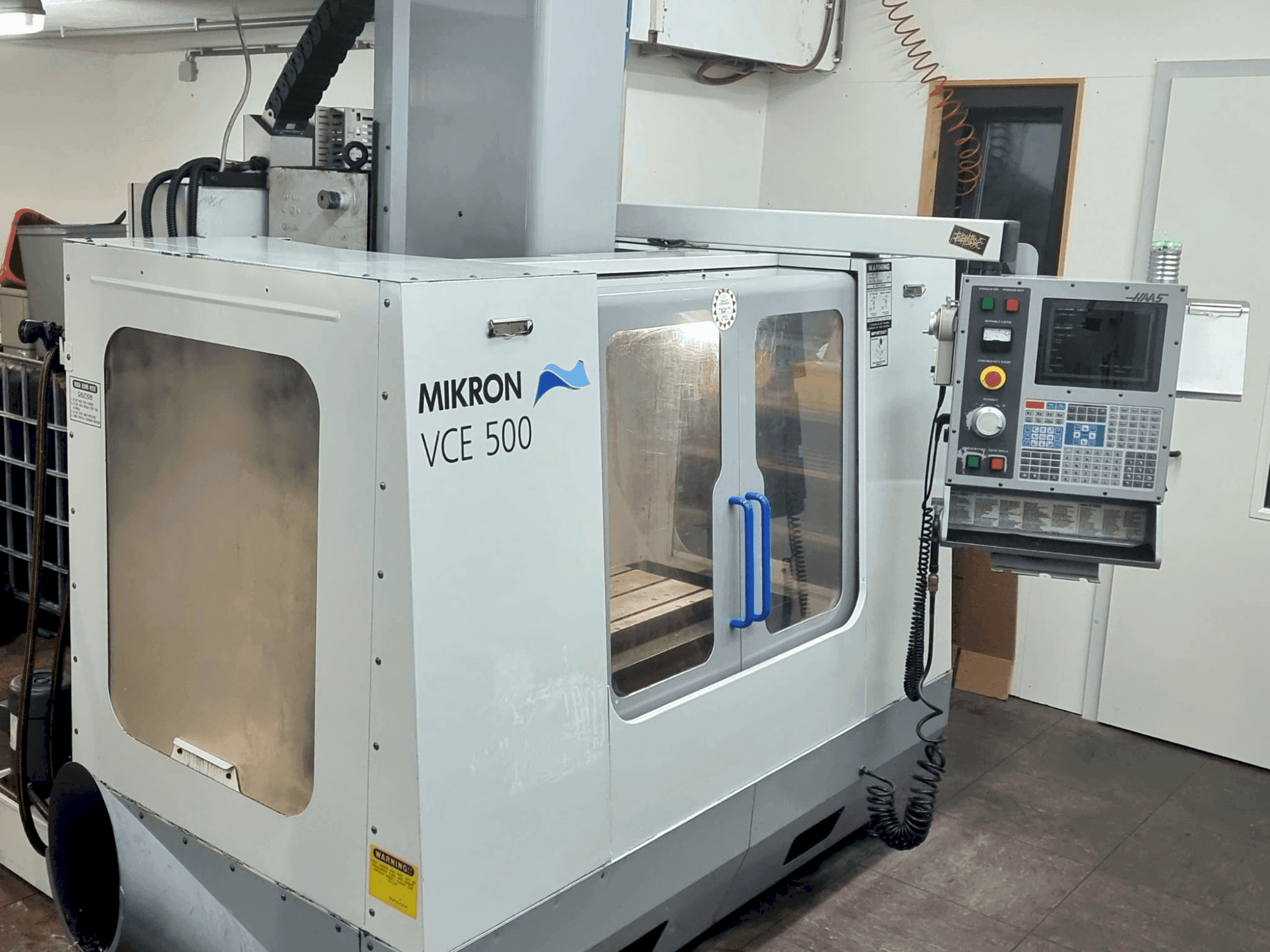 Vista Frontal da HAAS VCE 550 máquina