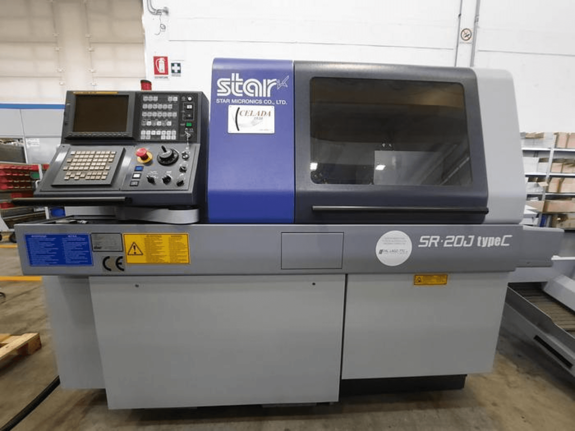Torno CNC Star Micronics SR-20J tipo C, vista frontal, com painel de controlo e visor, mostrando os botões operacionais.