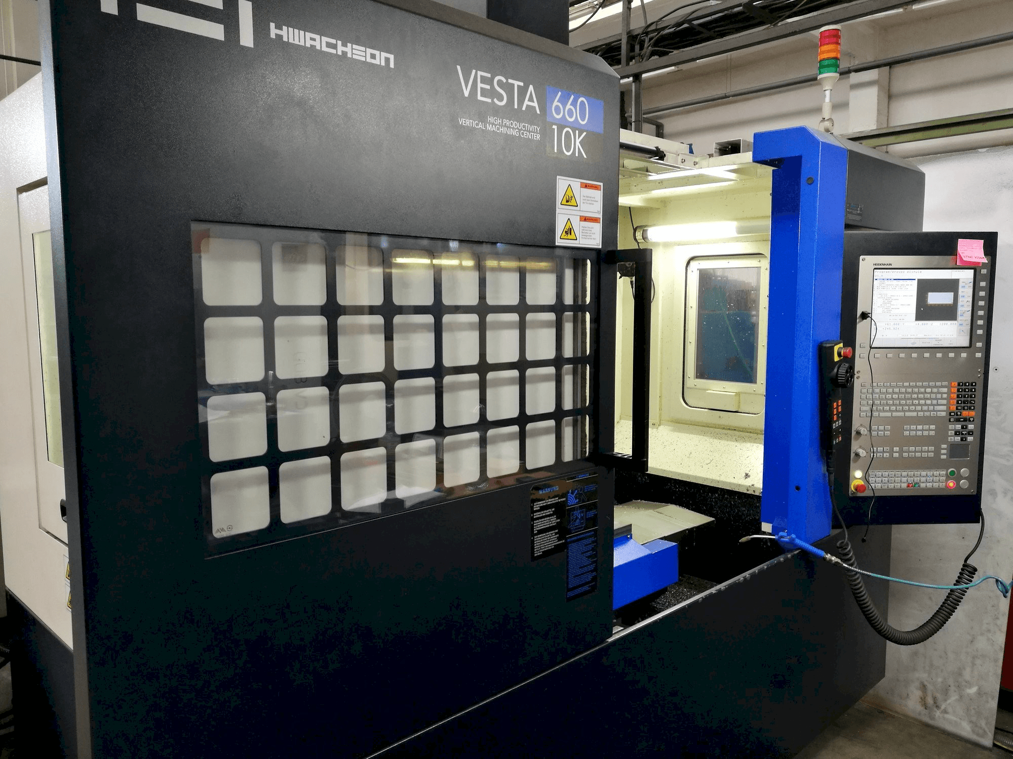 Vista Frontal da HWACHEON Vesta-600 máquina