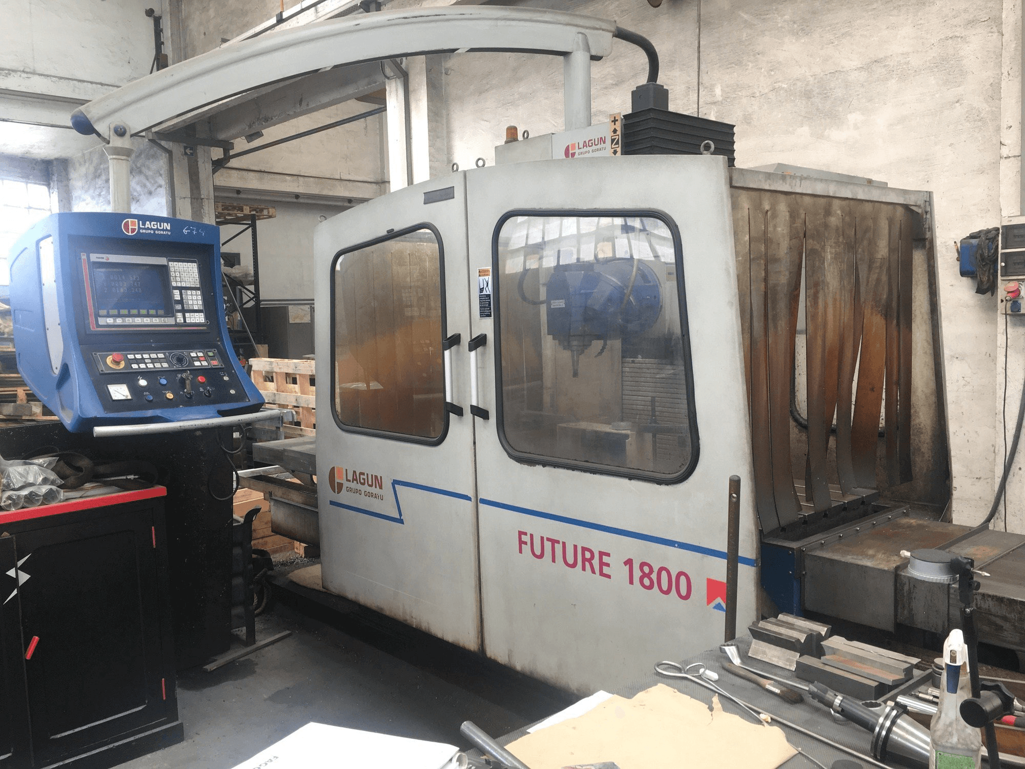 Vista Frontal da LAGUN Future 1800 máquina
