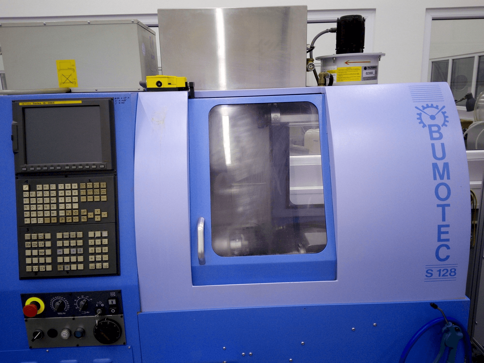 Vista Frontal da Bumotec S 128 máquina