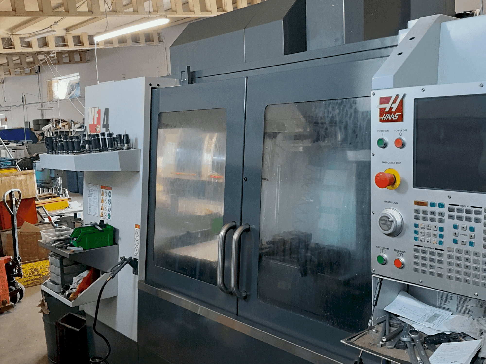 Vista Frontal da HAAS VF-4 máquina