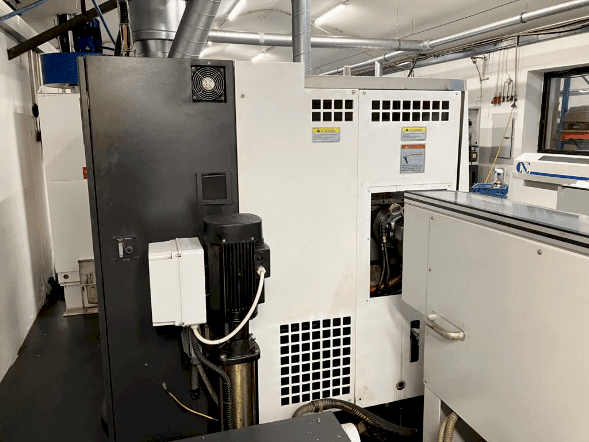 Vista Frontal da Okuma LB2000EXII MC máquina