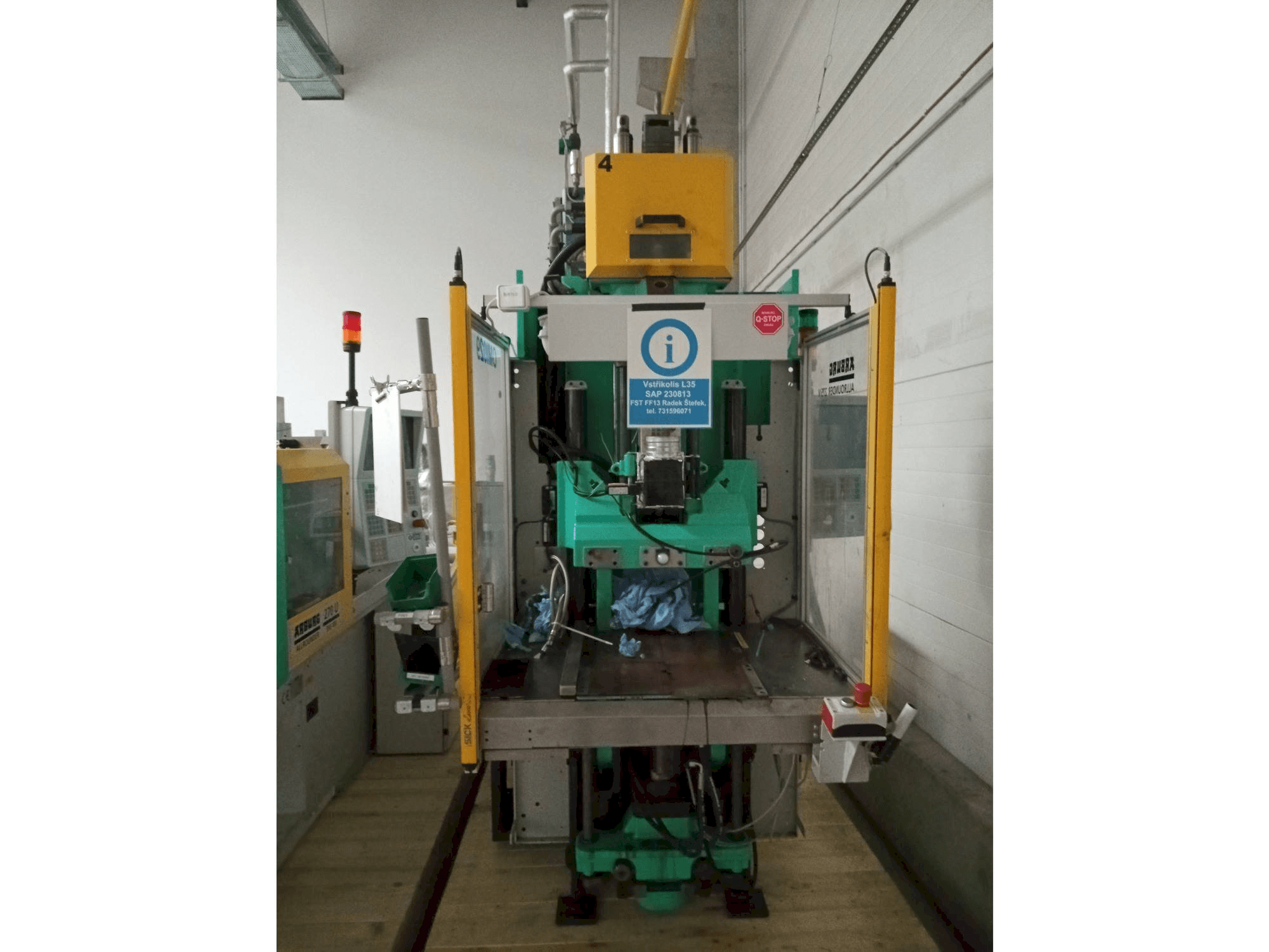 Vista Frontal da Arburg Allrounder 275V 250-70 máquina