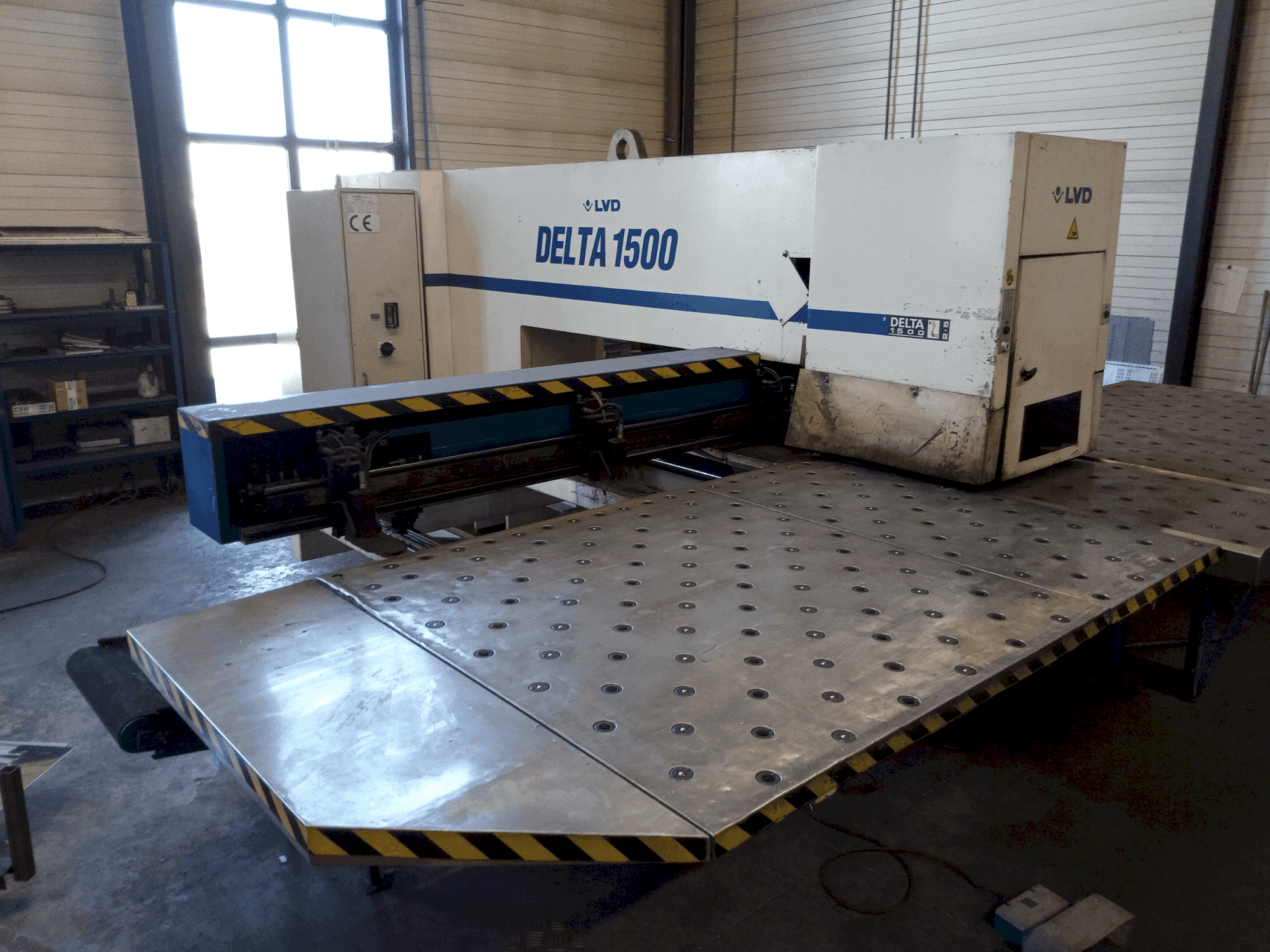 Vista Frontal da LVD DELTA 1500 LB máquina