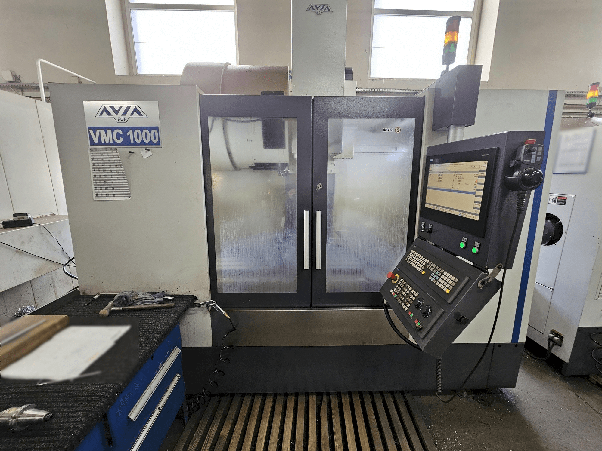 Vista Frontal da Avia VMC 1000 máquina