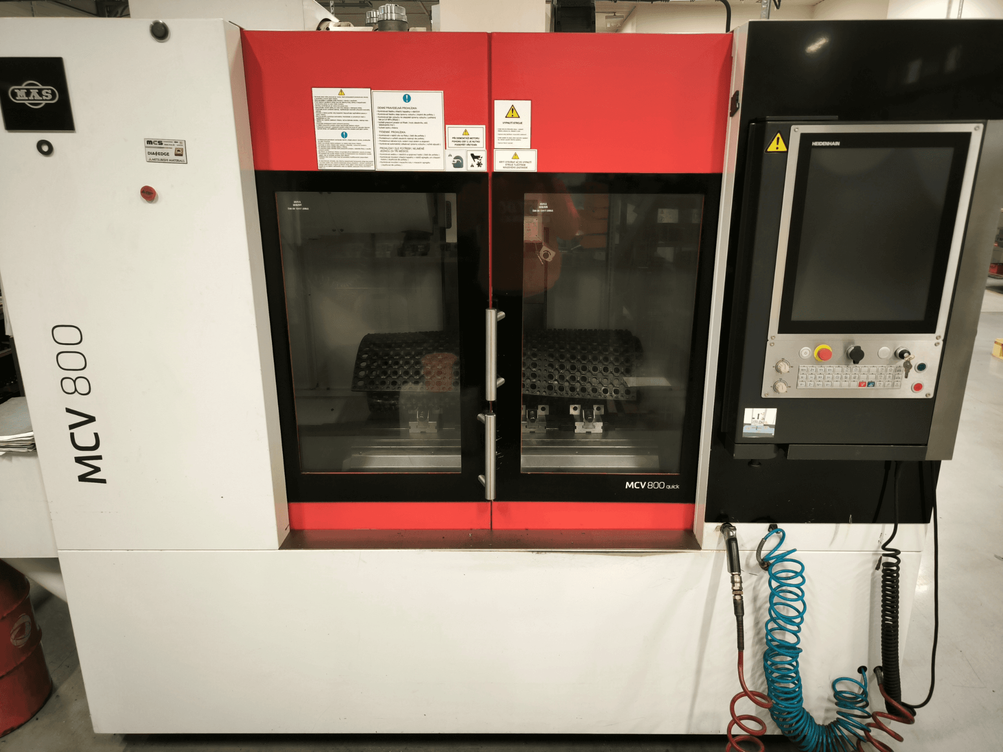 Centro de maquinação vertical KOVOSVIT MAS MCV 800 QUICK, vista frontal com painel de controlo e duas portas de vidro que mostram o espaço de trabalho.