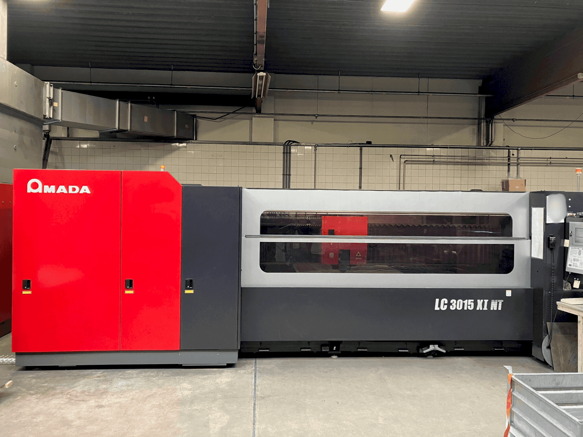 Vista Frontal da AMADA LC3015X1NT 4kW Co2 máquina
