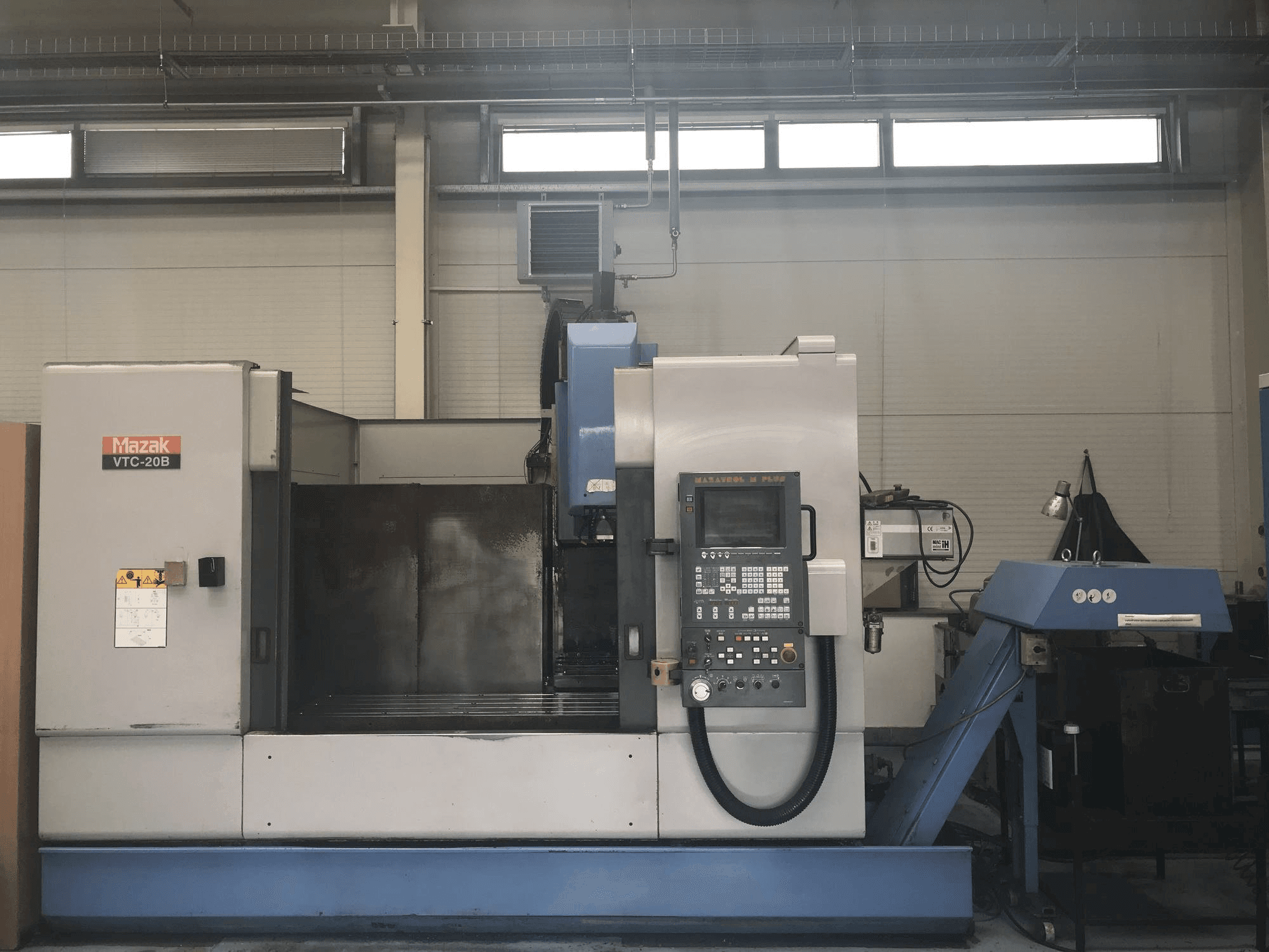 Vista Frontal da Mazak VTC-20B máquina
