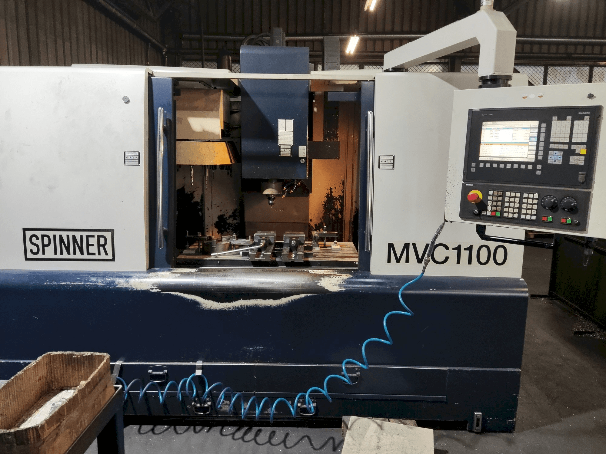 Vista Frontal da SPINNER MVC-1100 máquina