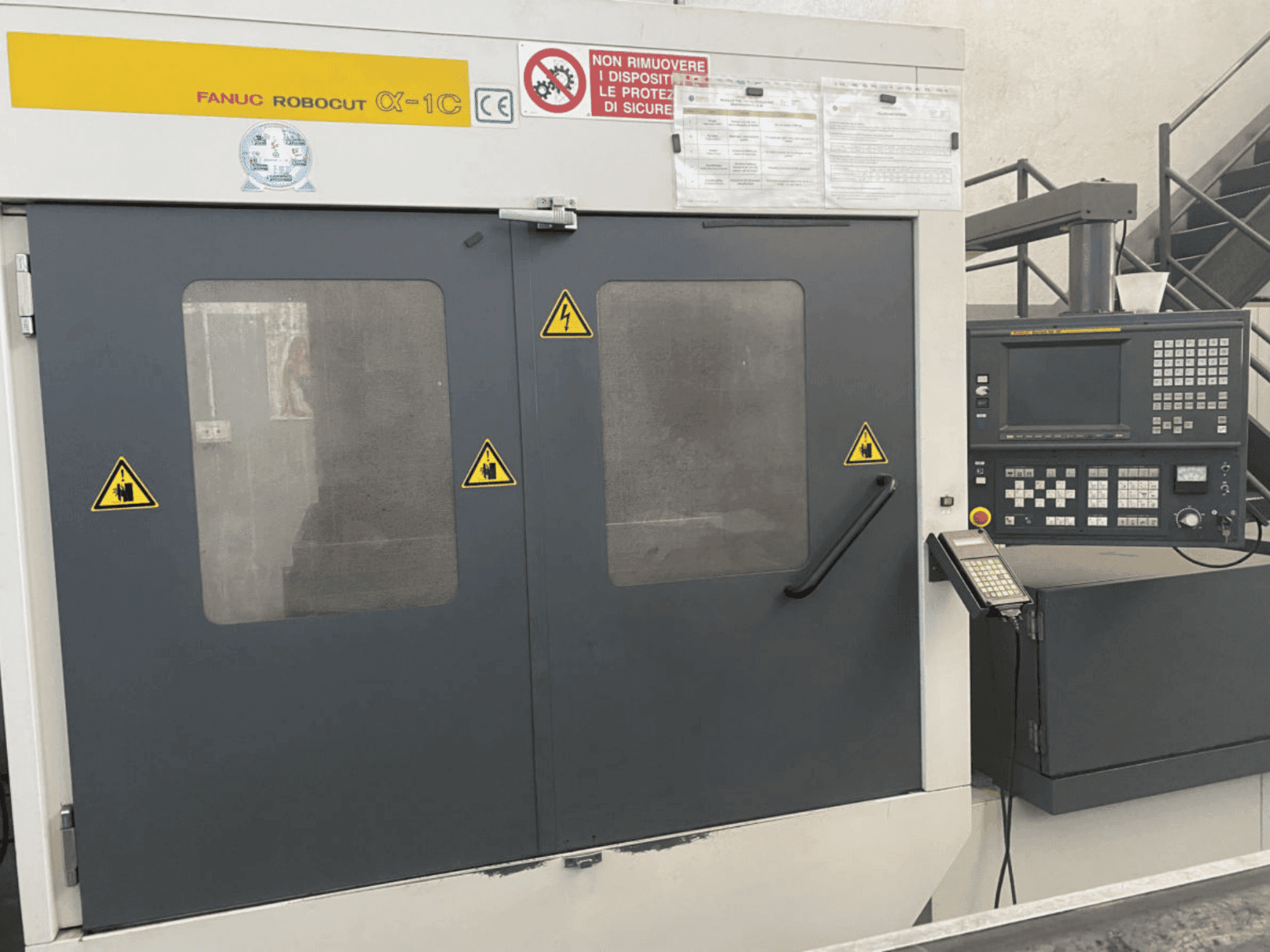 Vista Frontal da FANUC Robocut alpha-1C máquina