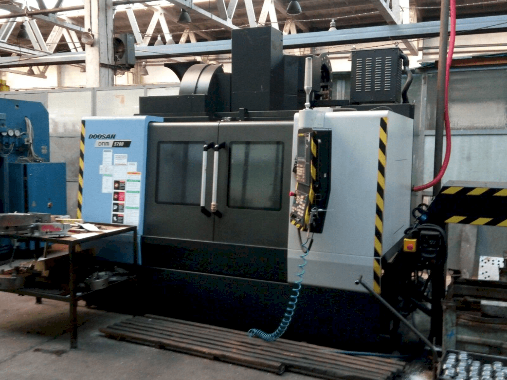 Vista Frontal da Doosan DNM 5700 máquina