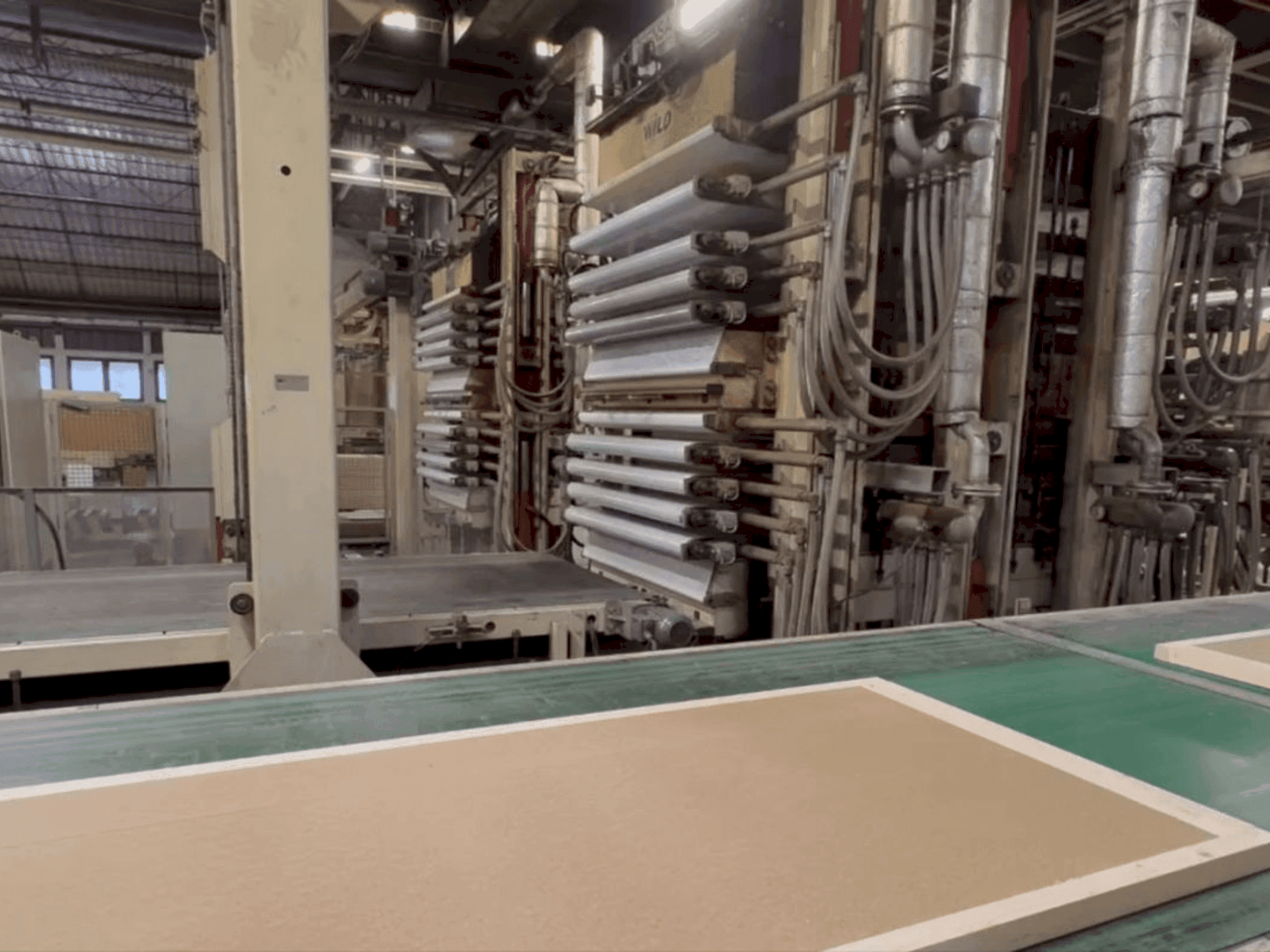 Vista Frontal da WILD Door leaf press line máquina