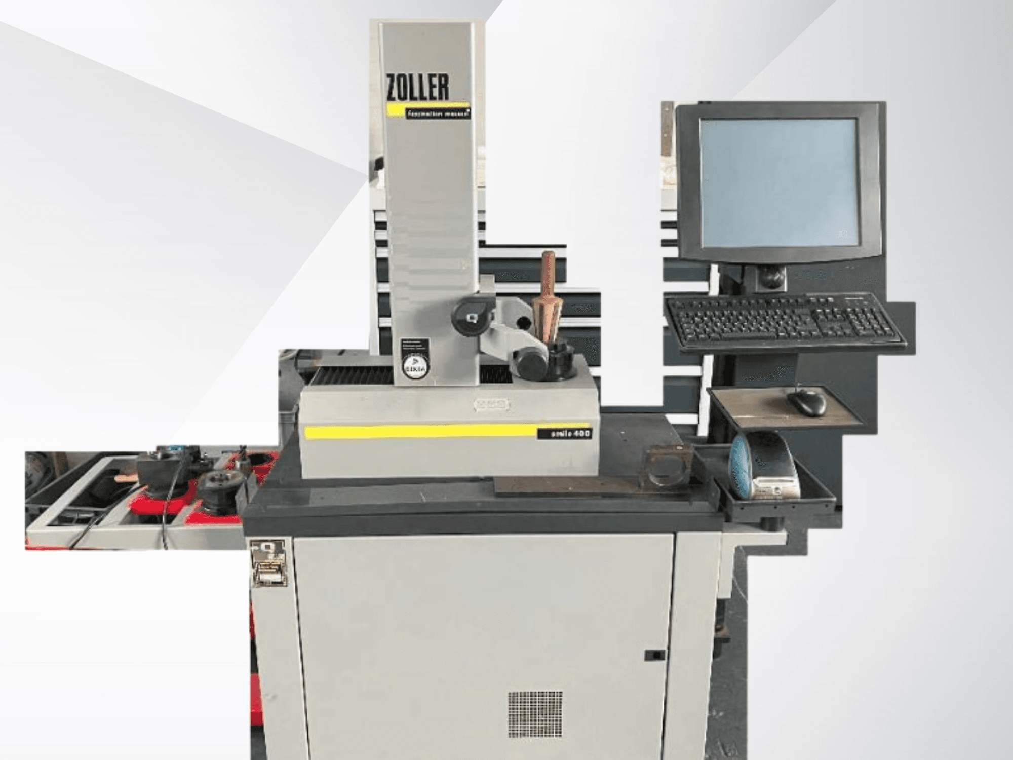 Máquina de medição ZOLLER com monitor de computador, teclado e ferramentas; vista frontal mostrando a cor cinzenta e o design moderno.