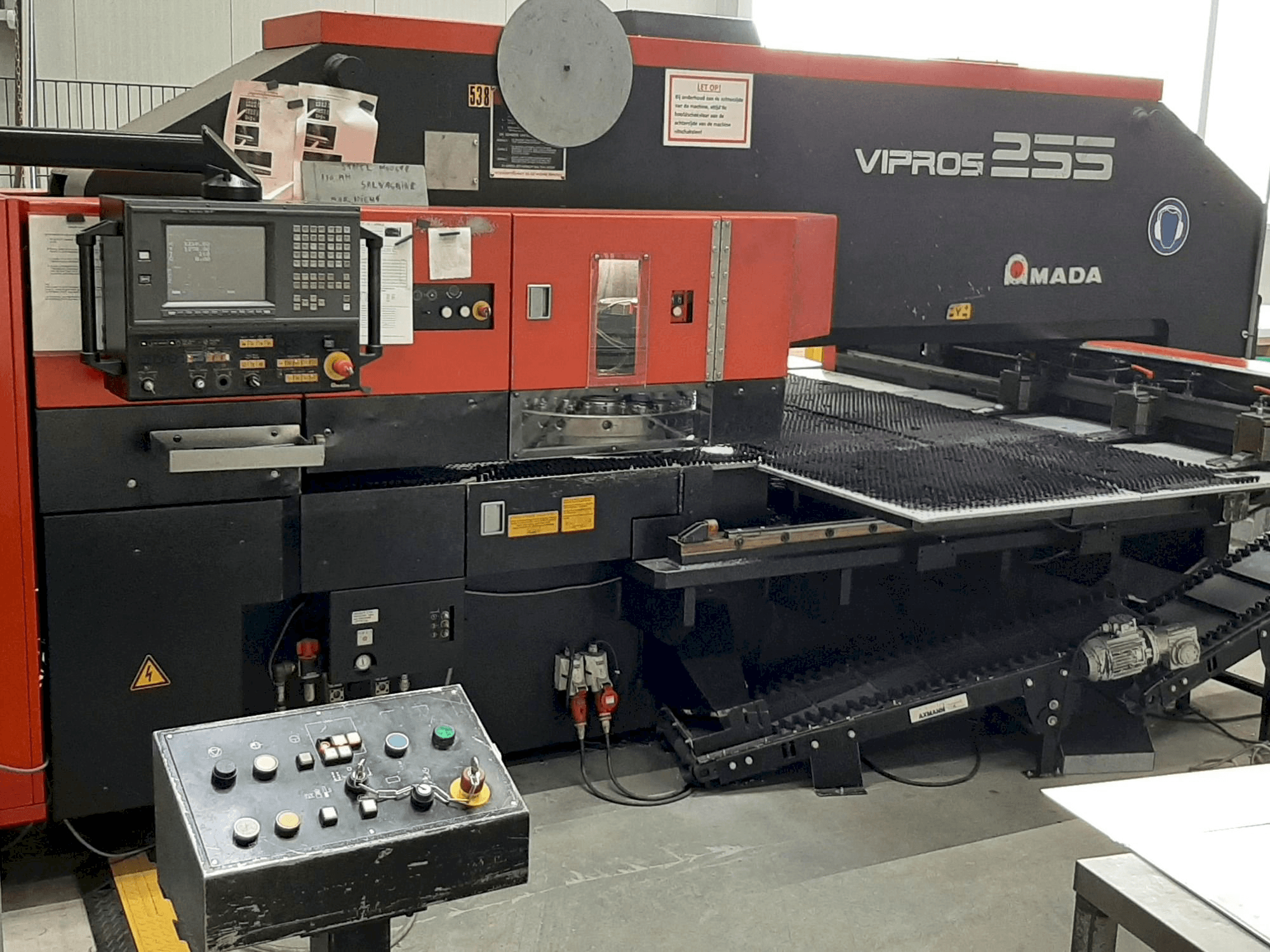 Vista Frontal da AMADA VIPROS 255 máquina