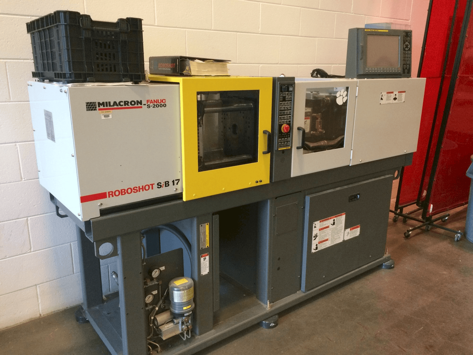 Vista Frontal da Milacron Roboshot S-2000i15A máquina