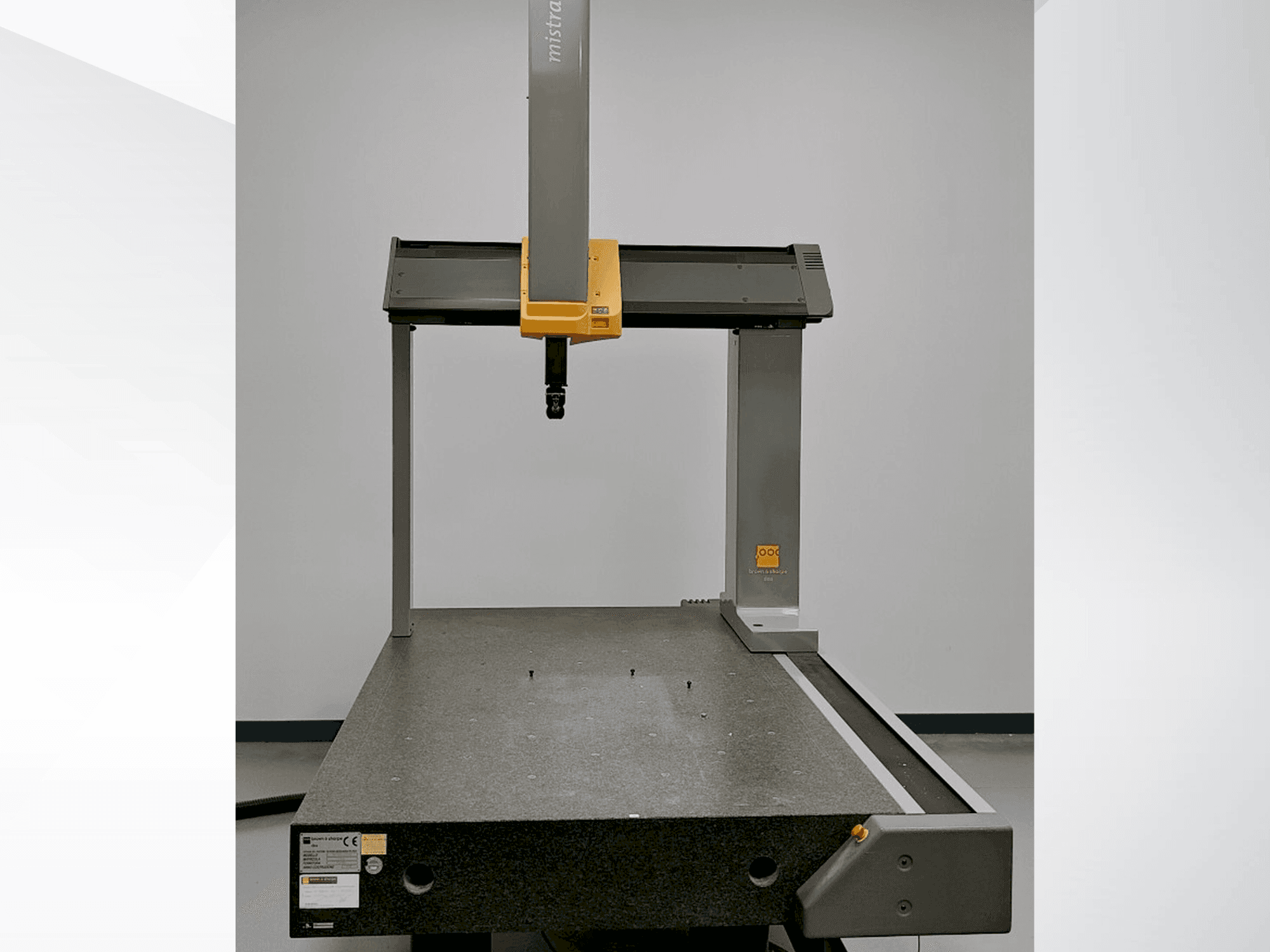 Vista Frontal da BROWN & SHARPE Mistral máquina