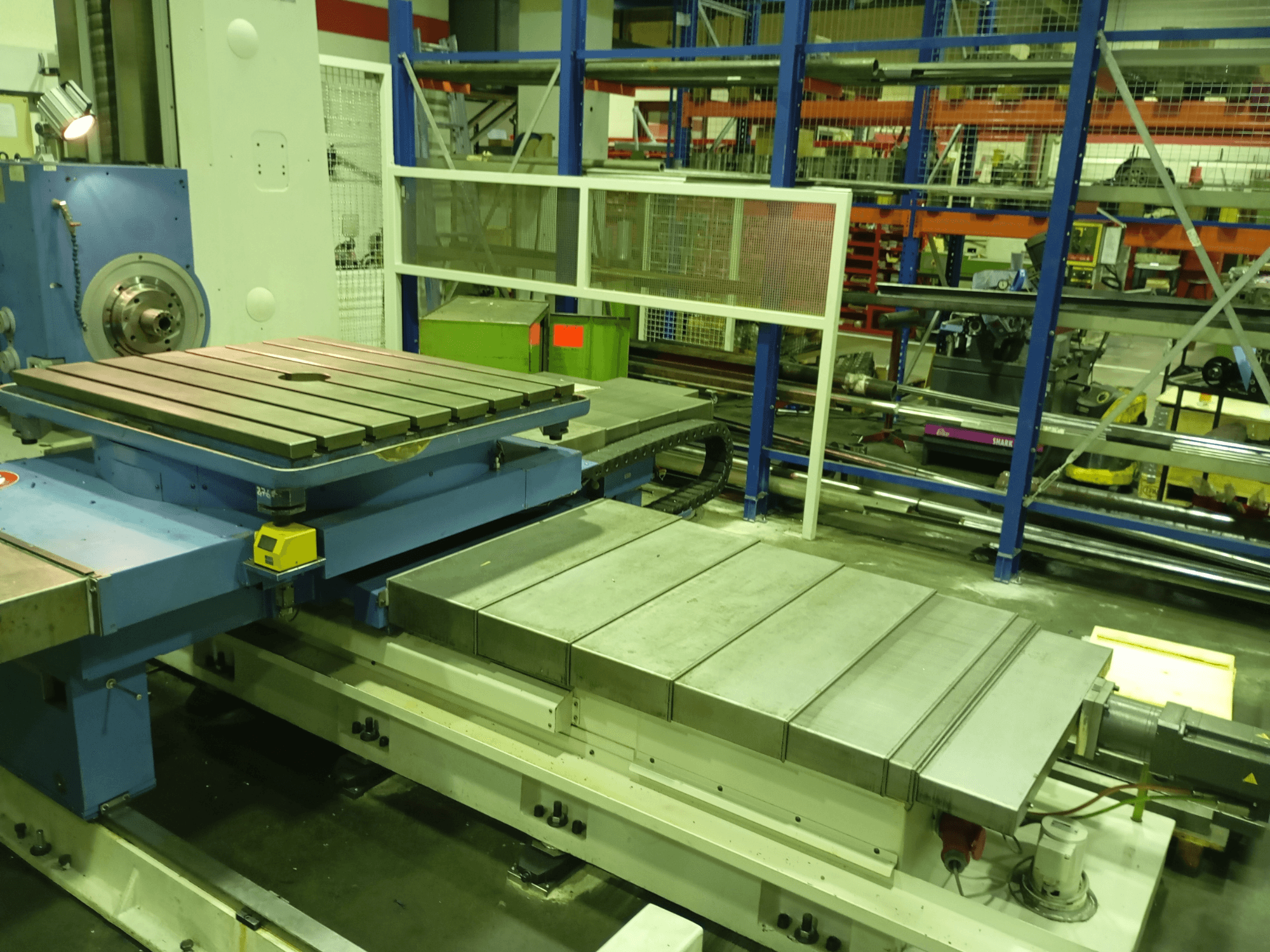 Máquina de perfuração Union Karl Marx Stadt BFT90/5 MSC, vista frontal; possui uma grande mesa plana, base motorizada e estrutura metálica.