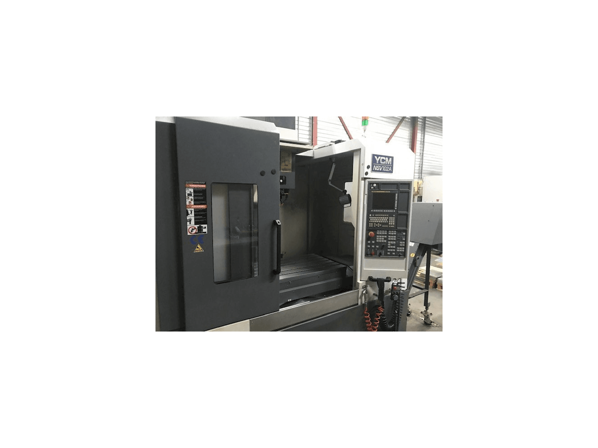 Vista Frontal da YCM NSV102A máquina