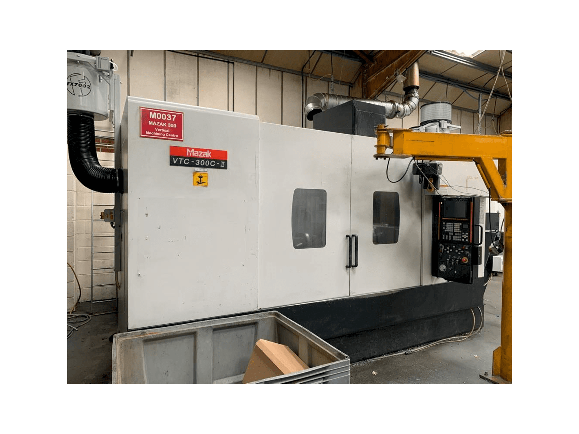 Vista Frontal da Mazak VTC-300C-II máquina