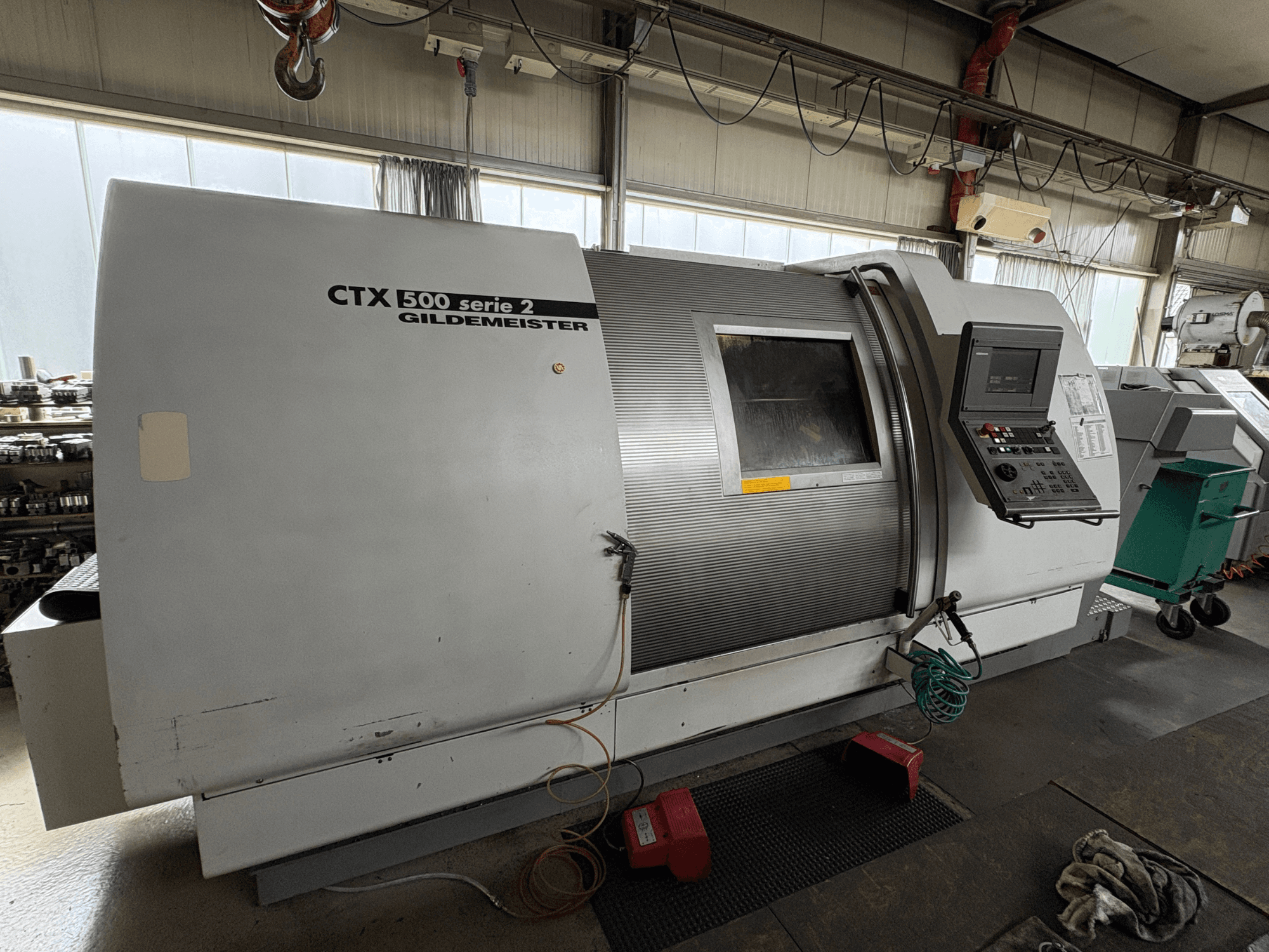 Torno horizontal Gildemeister CTX 500 S2, vista lateral, mostrando o painel de controlo e os detalhes do corpo principal.