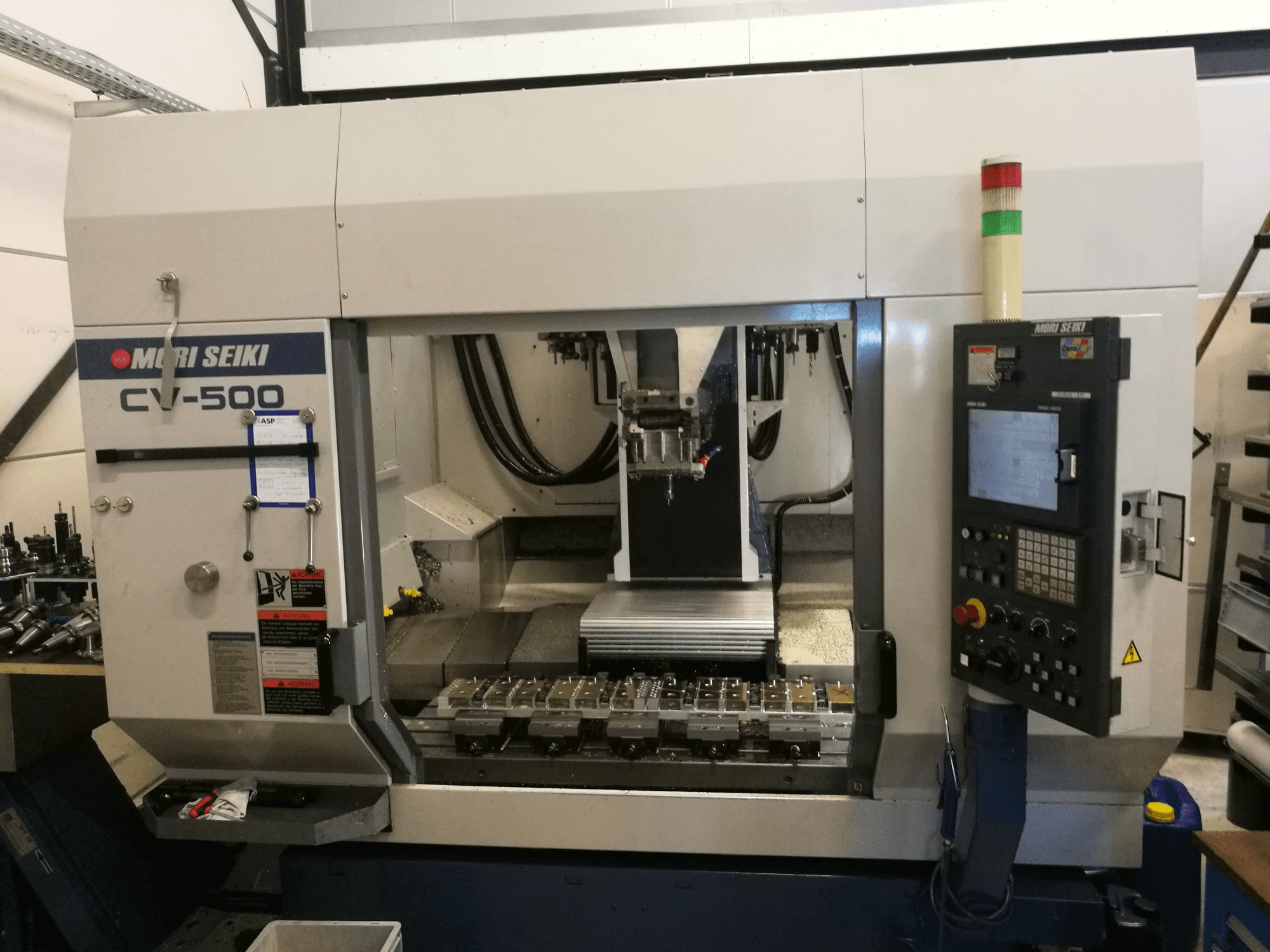 Vista Frontal da MORI SEIKI CV-500B máquina