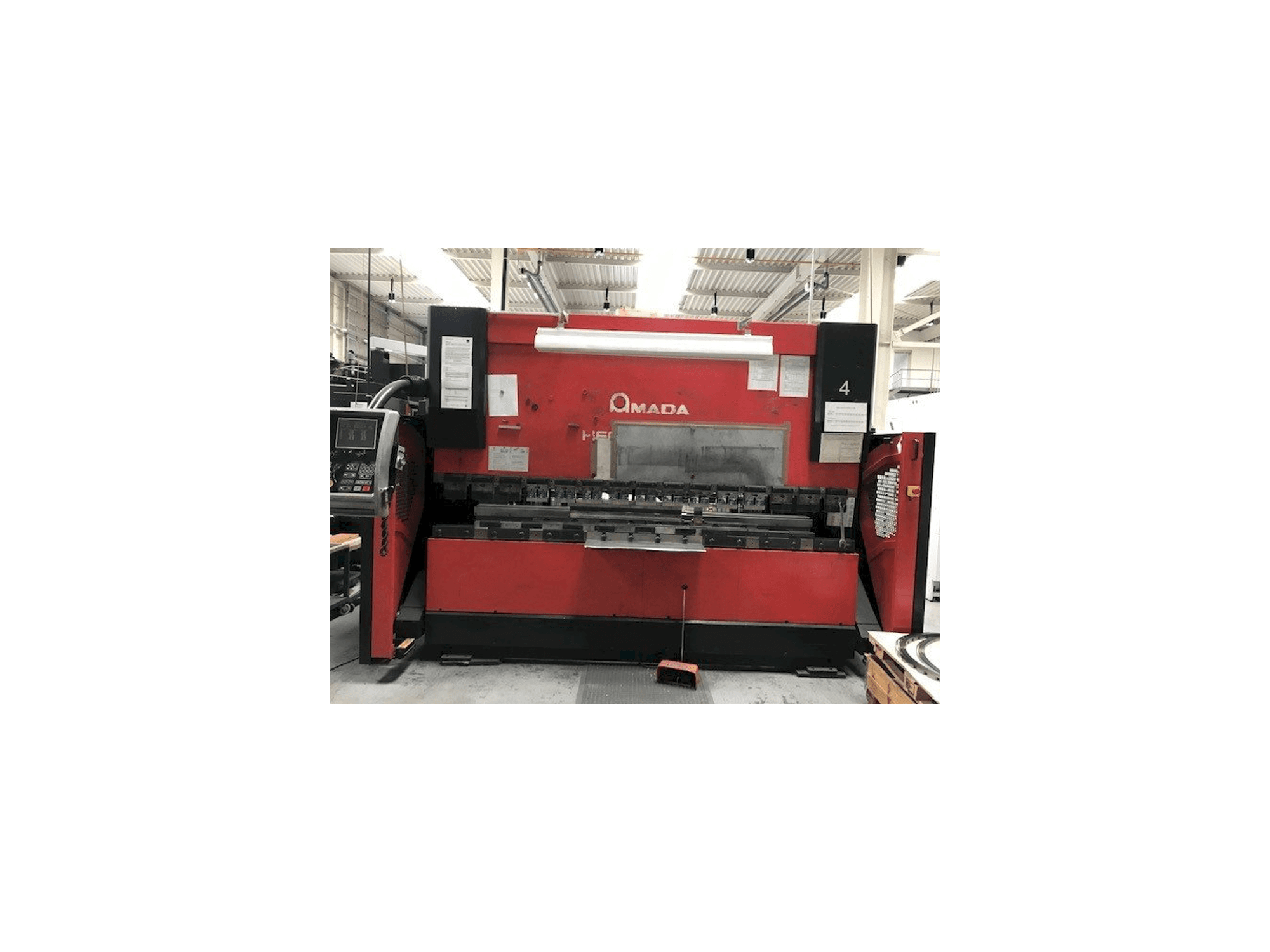 Vista Frontal da AMADA HFE 100-3 máquina