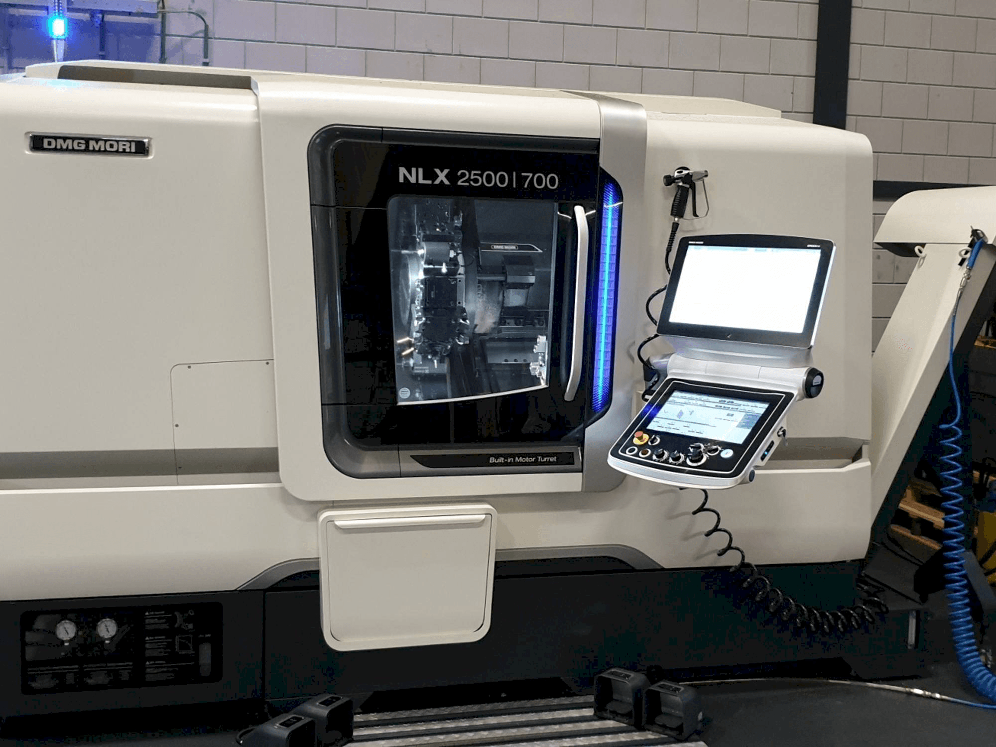 Vista Frontal da DMG MORI NLX2500 / 700 SY máquina