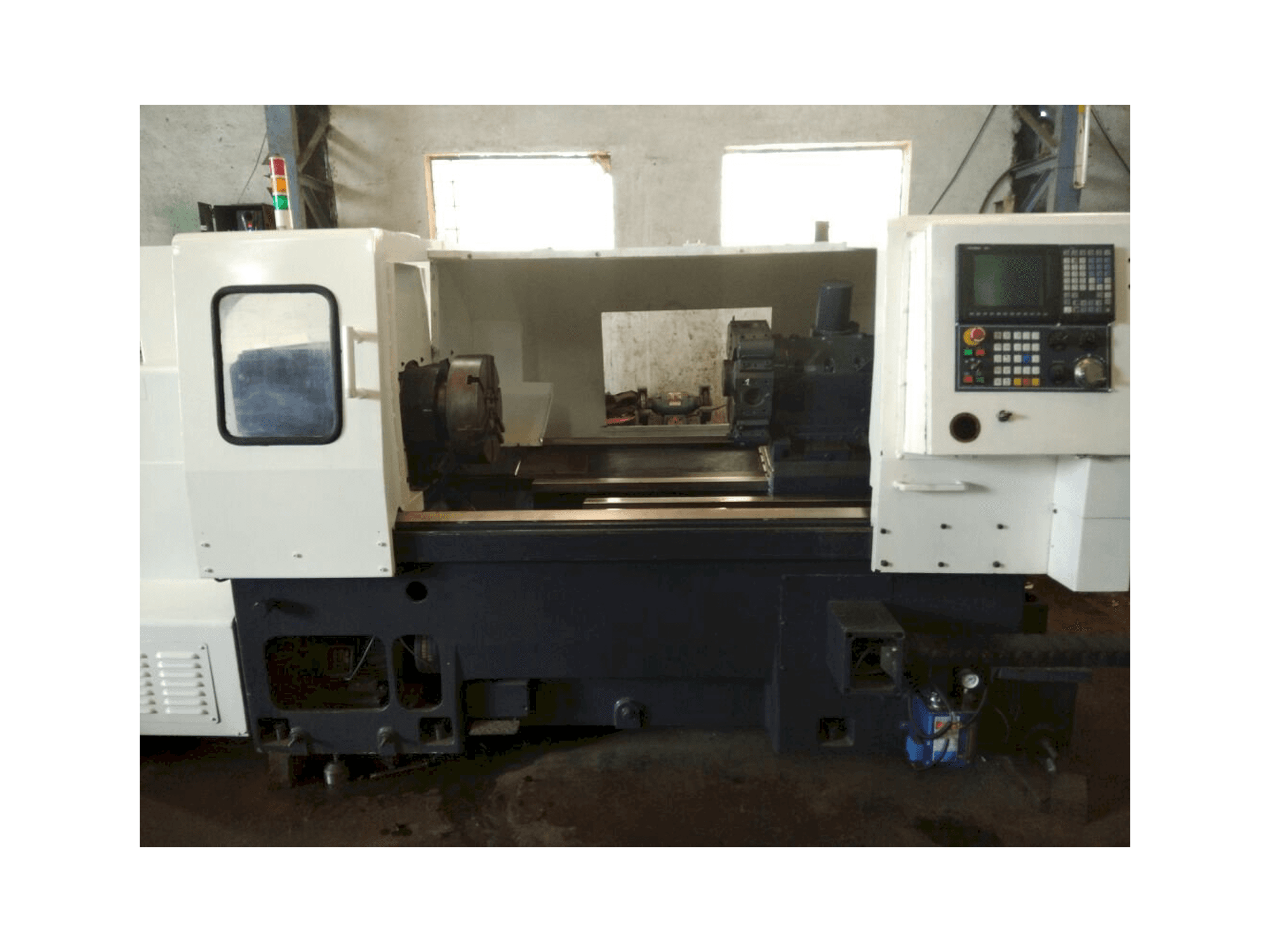 Vista Frontal da MORI SEIKI TL3 máquina
