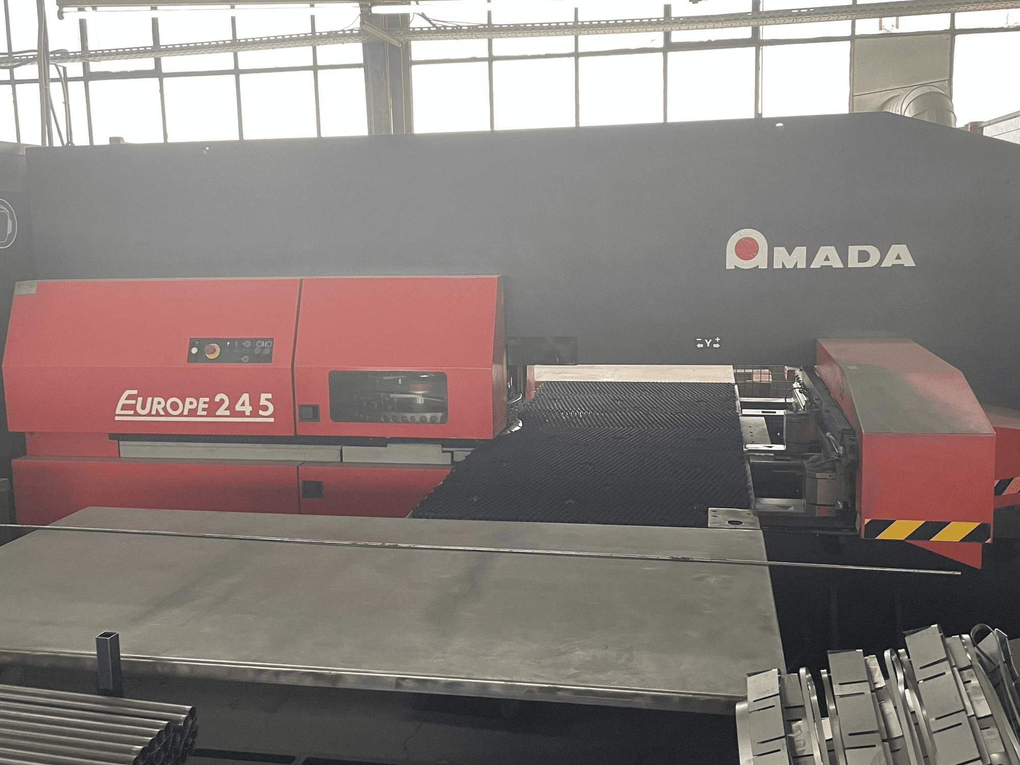 Vista Frontal da AMADA Europe 245 máquina