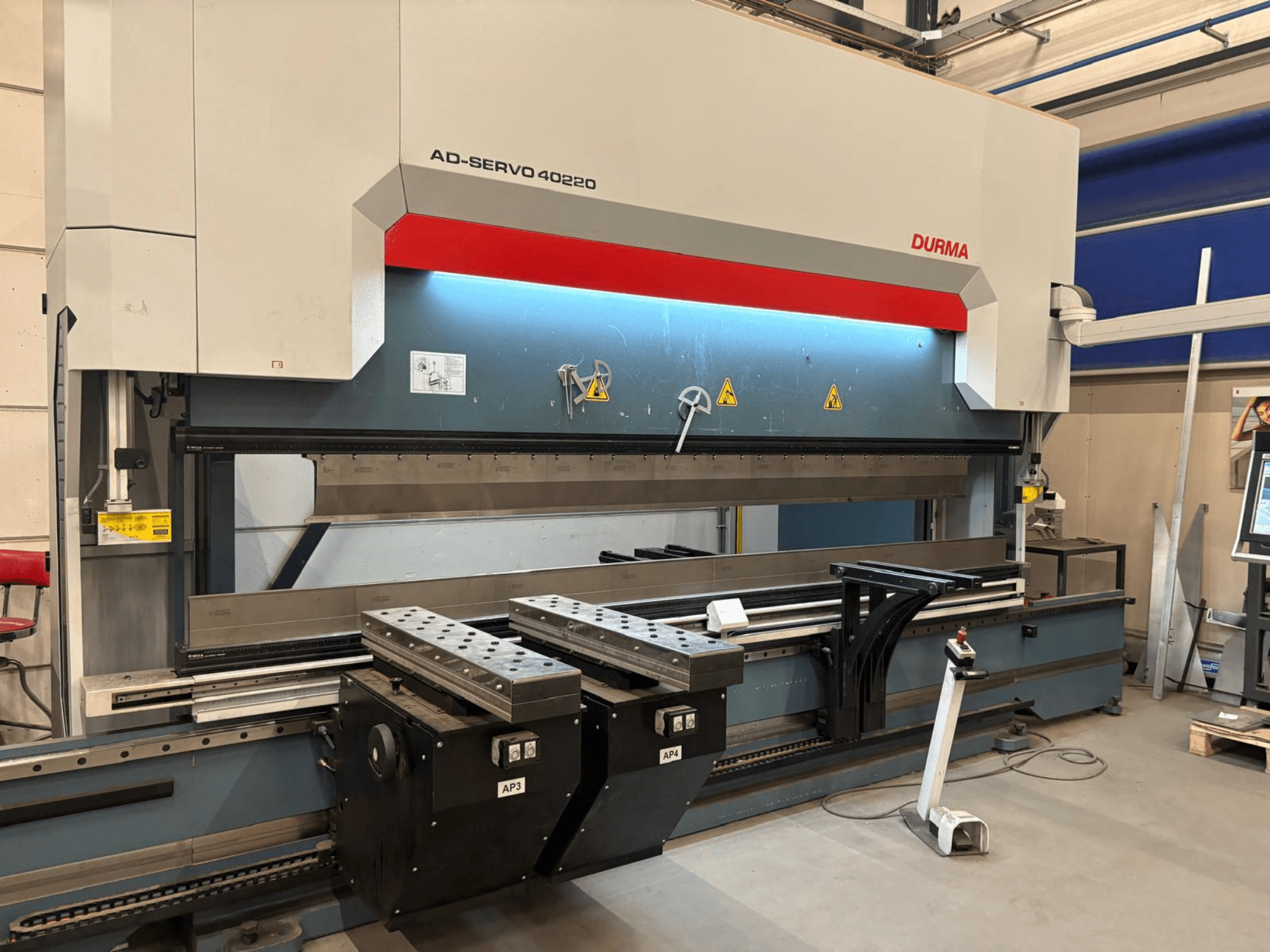 Prensa-dobra Durma AD-SERVO 40220, vista frontal, mostrando o painel de controlo, o sistema hidráulico e as ferramentas na mesa de trabalho.