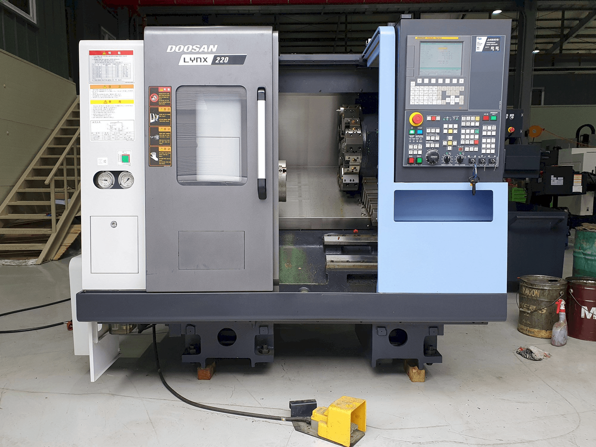 Vista Frontal da Doosan LYNX220C máquina