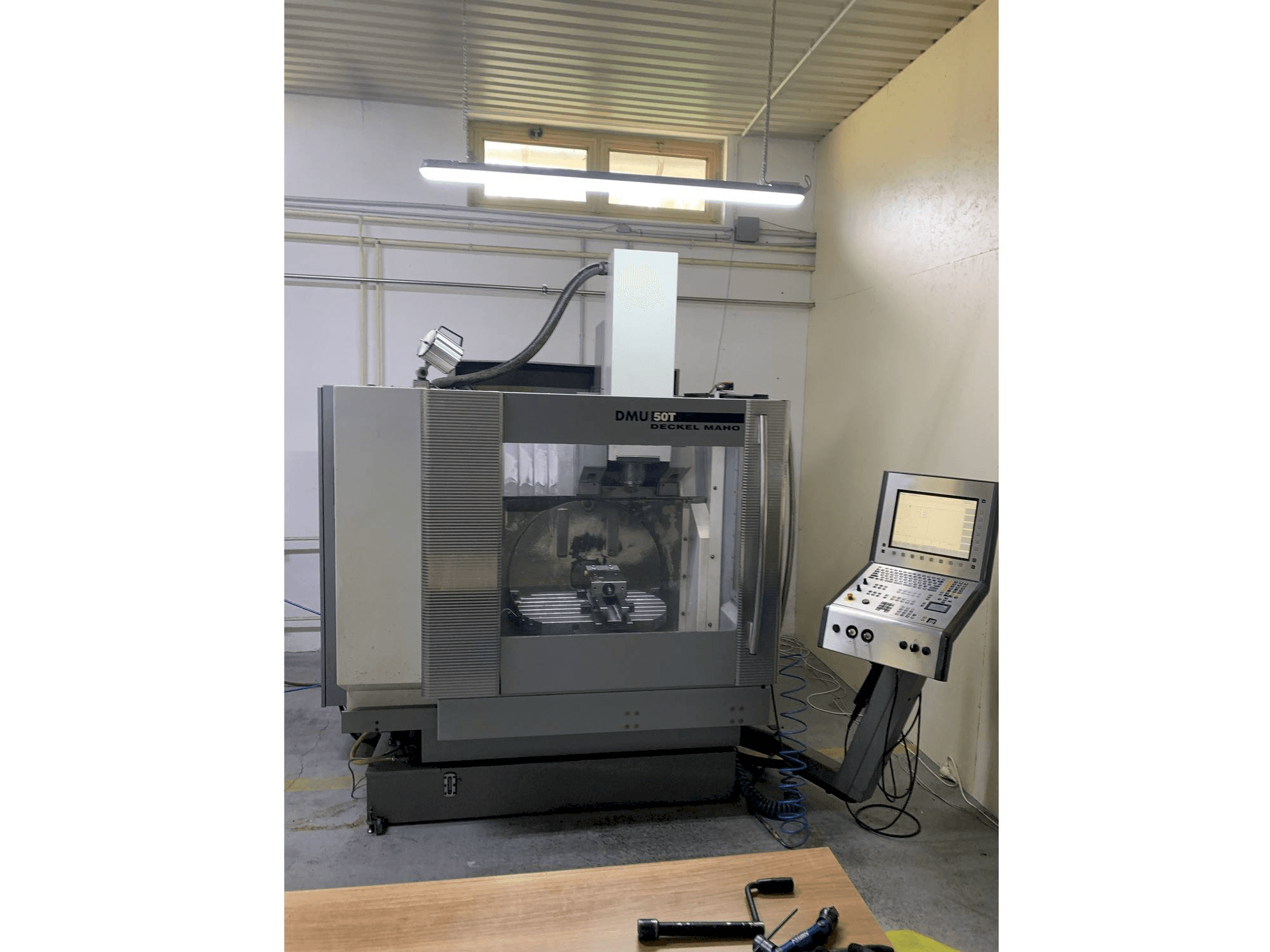 Vista Frontal da DECKEL MAHO DMU 50T máquina